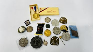 A COLLECTION OF ASSORTED BADGES AND MEDALS RELATING TO ROYALTY, ETC.