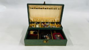 A JEWELLERY BOX AND CONTENTS TO INCLUDE A GROUP OF MODERN AND VINTAGE BROOCHES TO INCLUDE SILVER