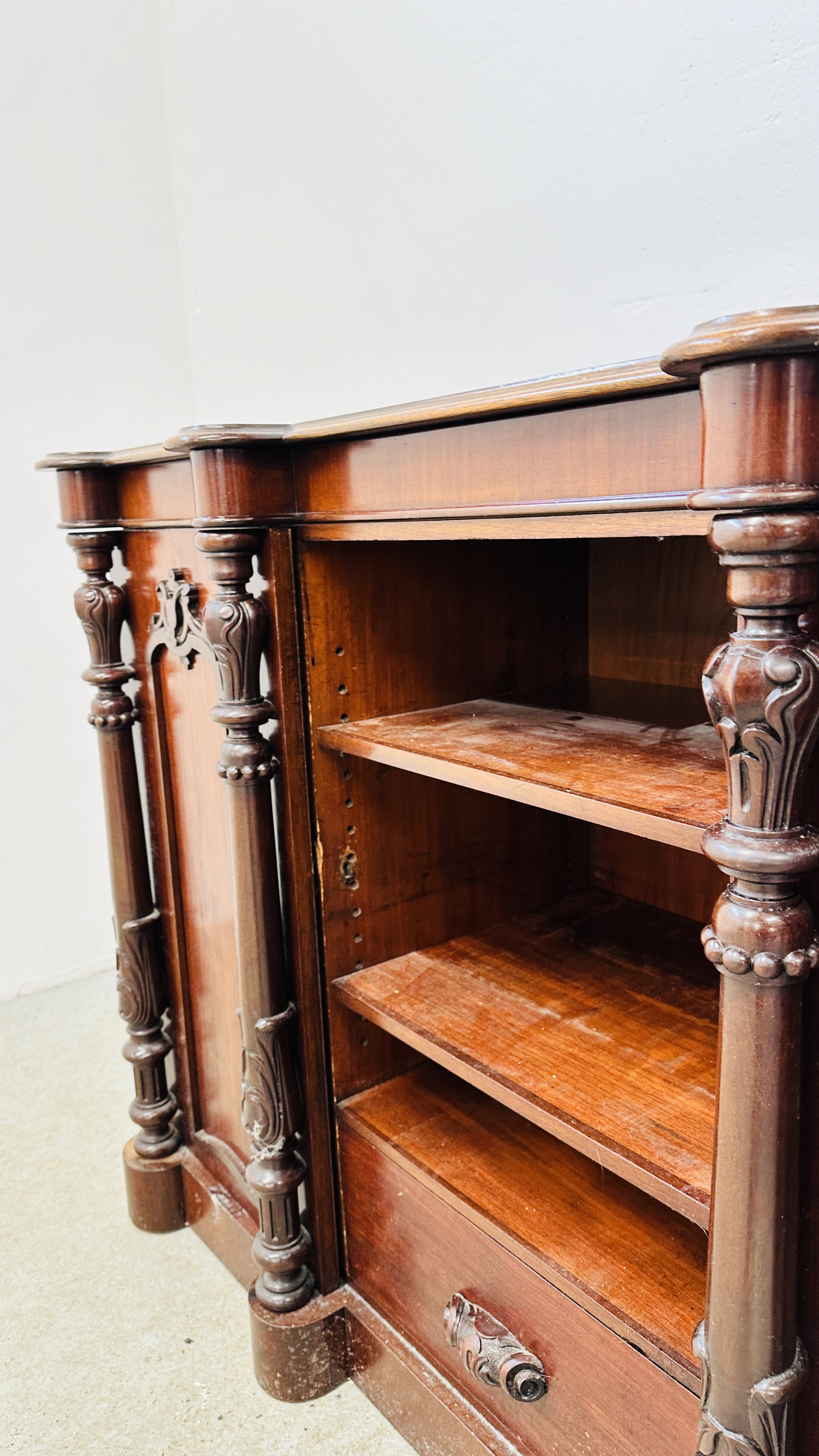 A VICTORIAN MAHOGANY DRESSER BASE W 128CM D 50CM H 94CM. - Image 10 of 17