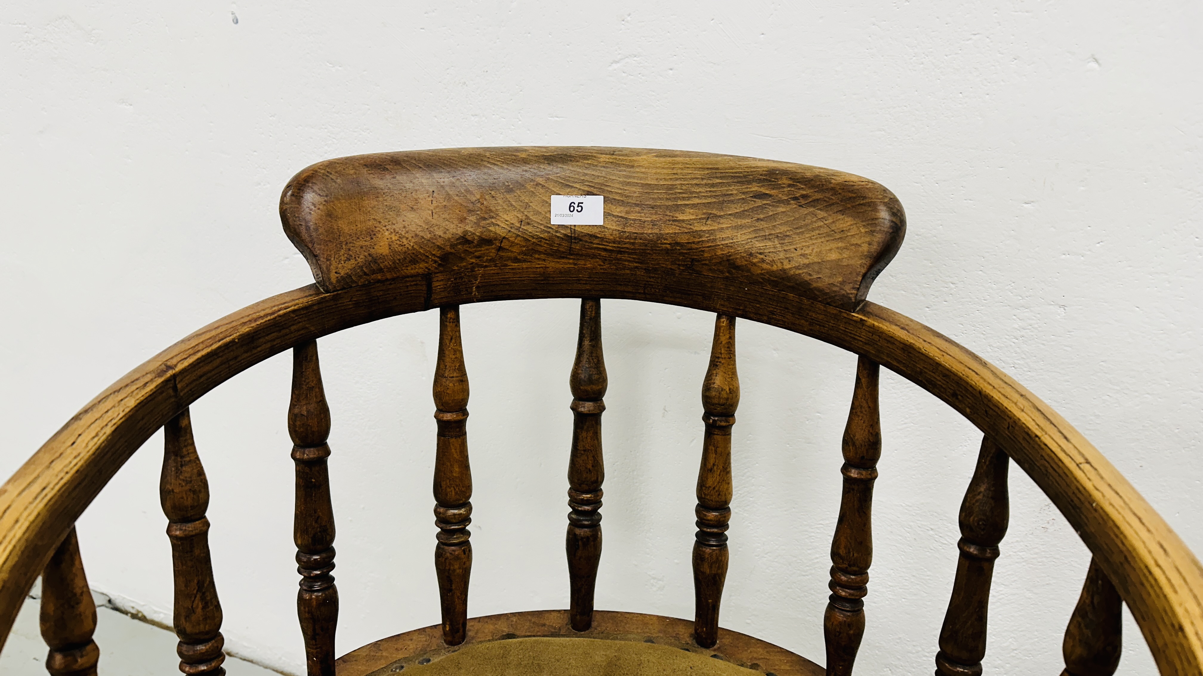 A PAIR OF ANTIQUE SOLID OAK CHAIRS HAVING GREEN LEATHERED SEATS. - Image 14 of 18