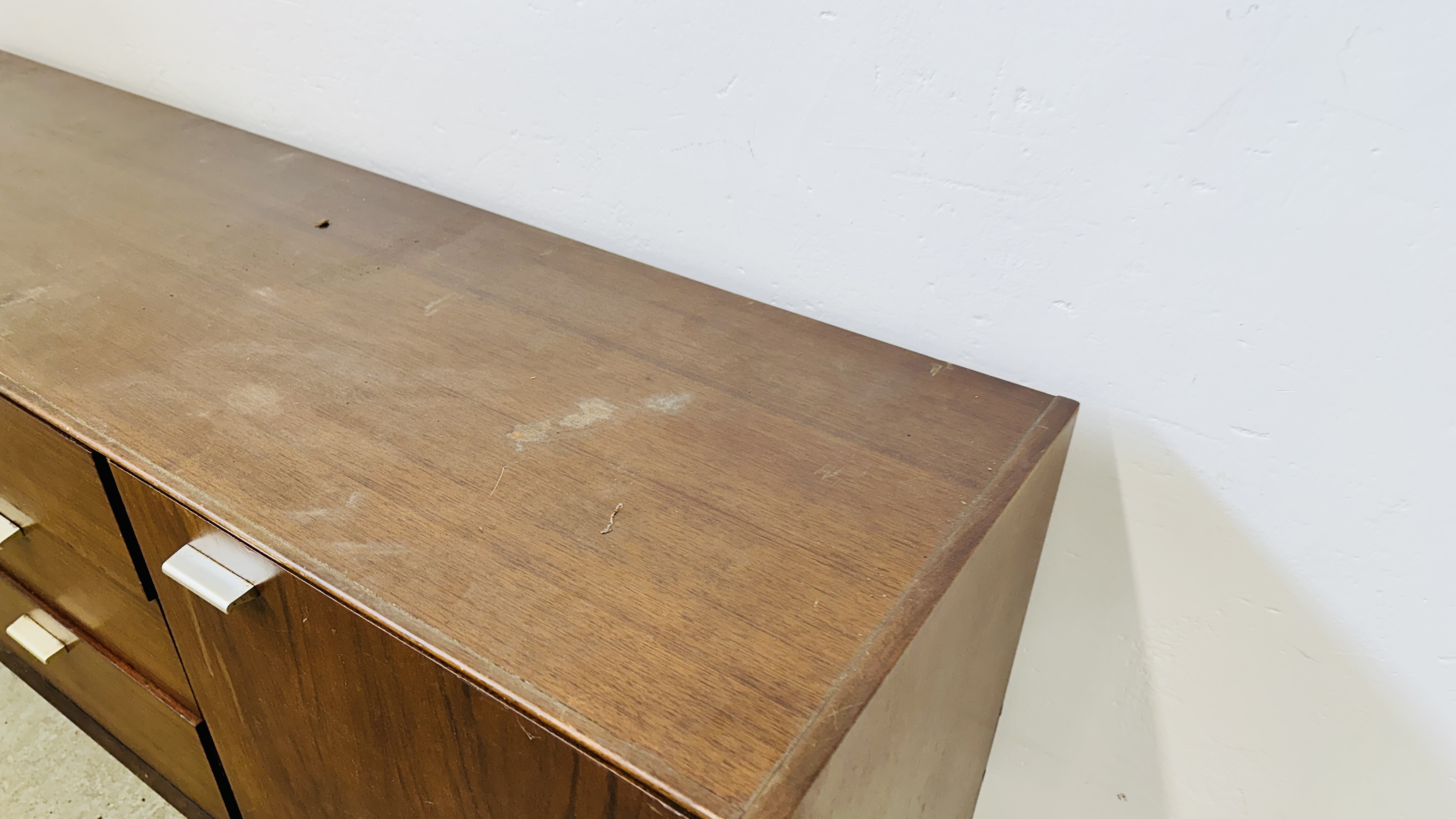 A MID CENTURY WRIGHTON TEAK FINISH 3 DRAWER SIDEBOARD FLANKED BY TWO CUPBOARDS - W 168CM X D 46CM X - Image 6 of 15