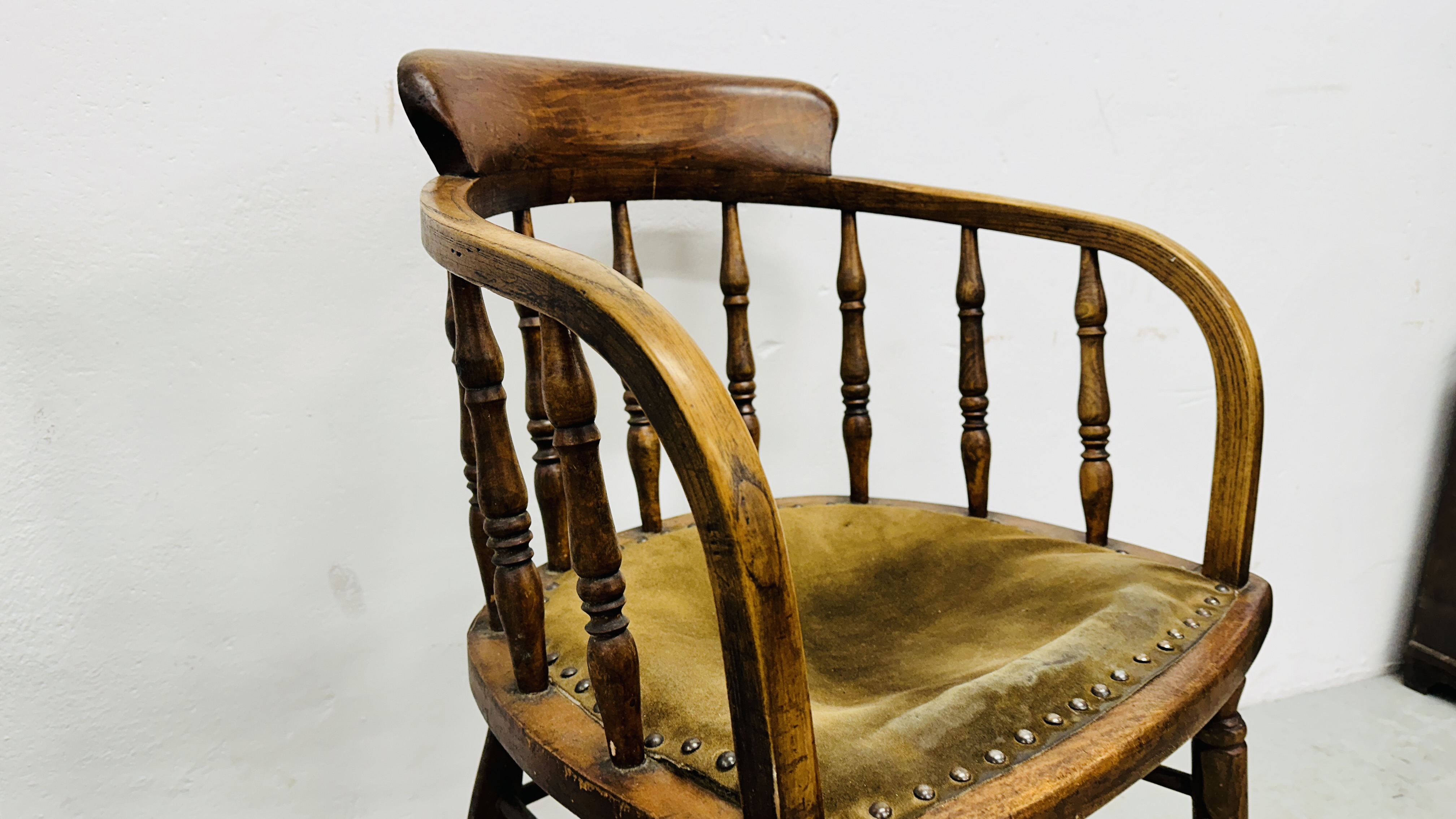 A PAIR OF ANTIQUE SOLID OAK CHAIRS HAVING GREEN LEATHERED SEATS. - Image 6 of 18