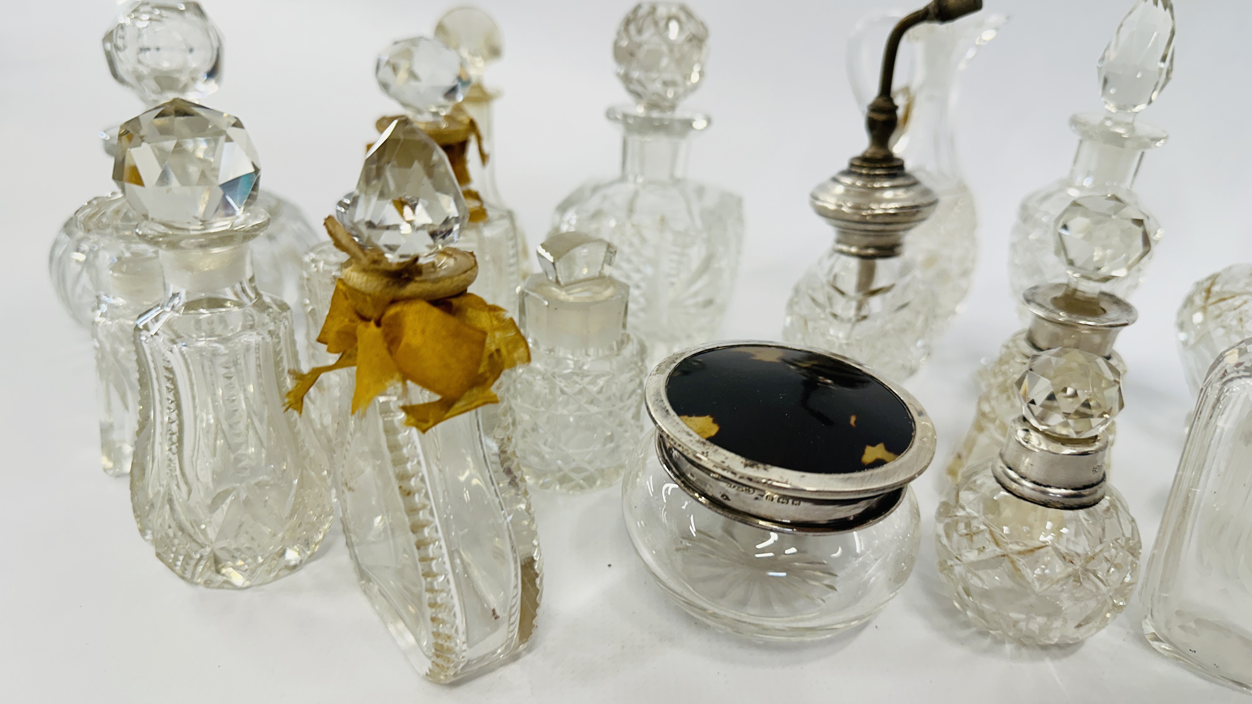 A QUANTITY OF SCENT BOTTLES, SOME SILVER DECORATED. - Image 4 of 14