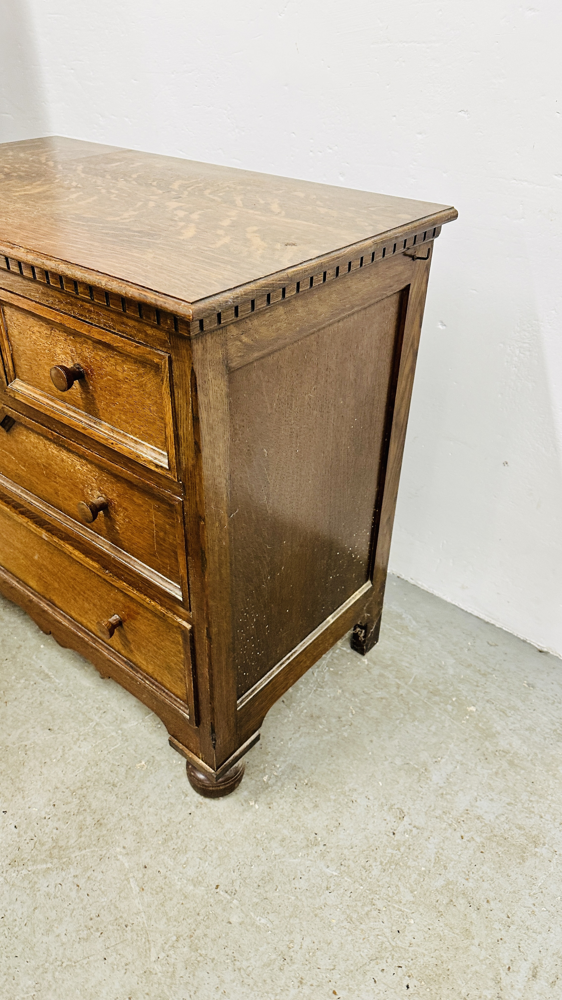 AN OAK THREE PIECE BEDROOM SUITE COMPRISING DOUBLE WARDROBE - W96CM D 53CM H 184CM, - Image 5 of 17