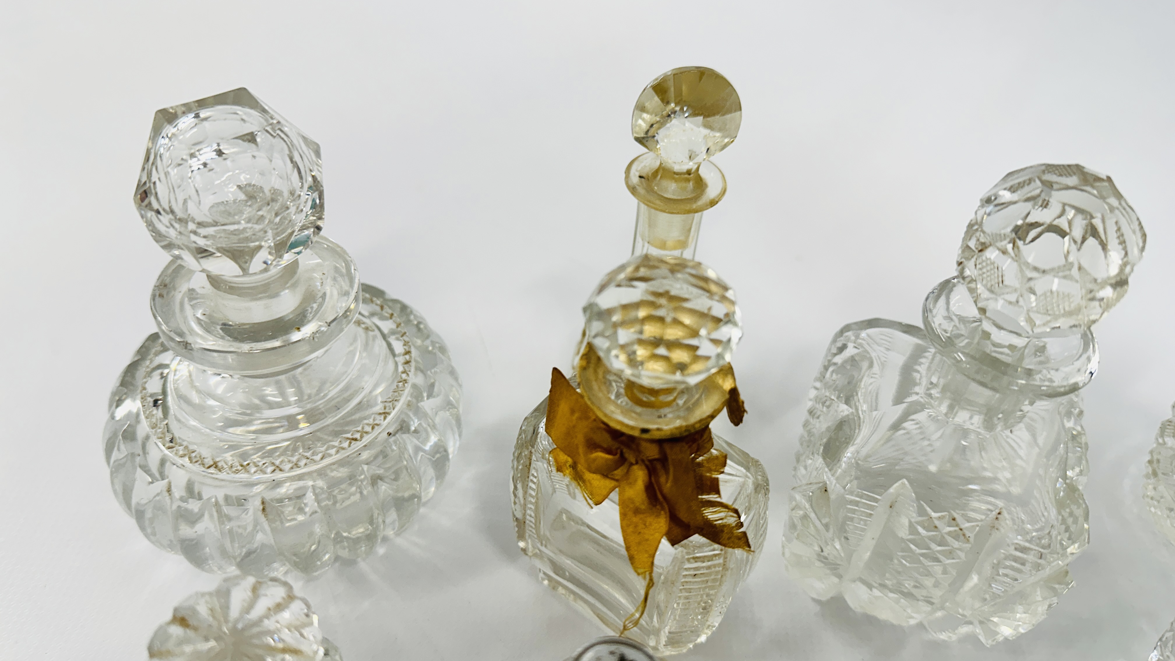 A QUANTITY OF SCENT BOTTLES, SOME SILVER DECORATED. - Image 6 of 14