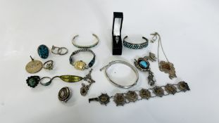 A GROUP OF SILVER AND WHITE METAL JEWELLERY TO INCLUDE A SILVER HINGED BANGLE,