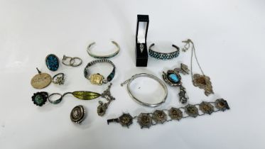 A GROUP OF SILVER AND WHITE METAL JEWELLERY TO INCLUDE A SILVER HINGED BANGLE,