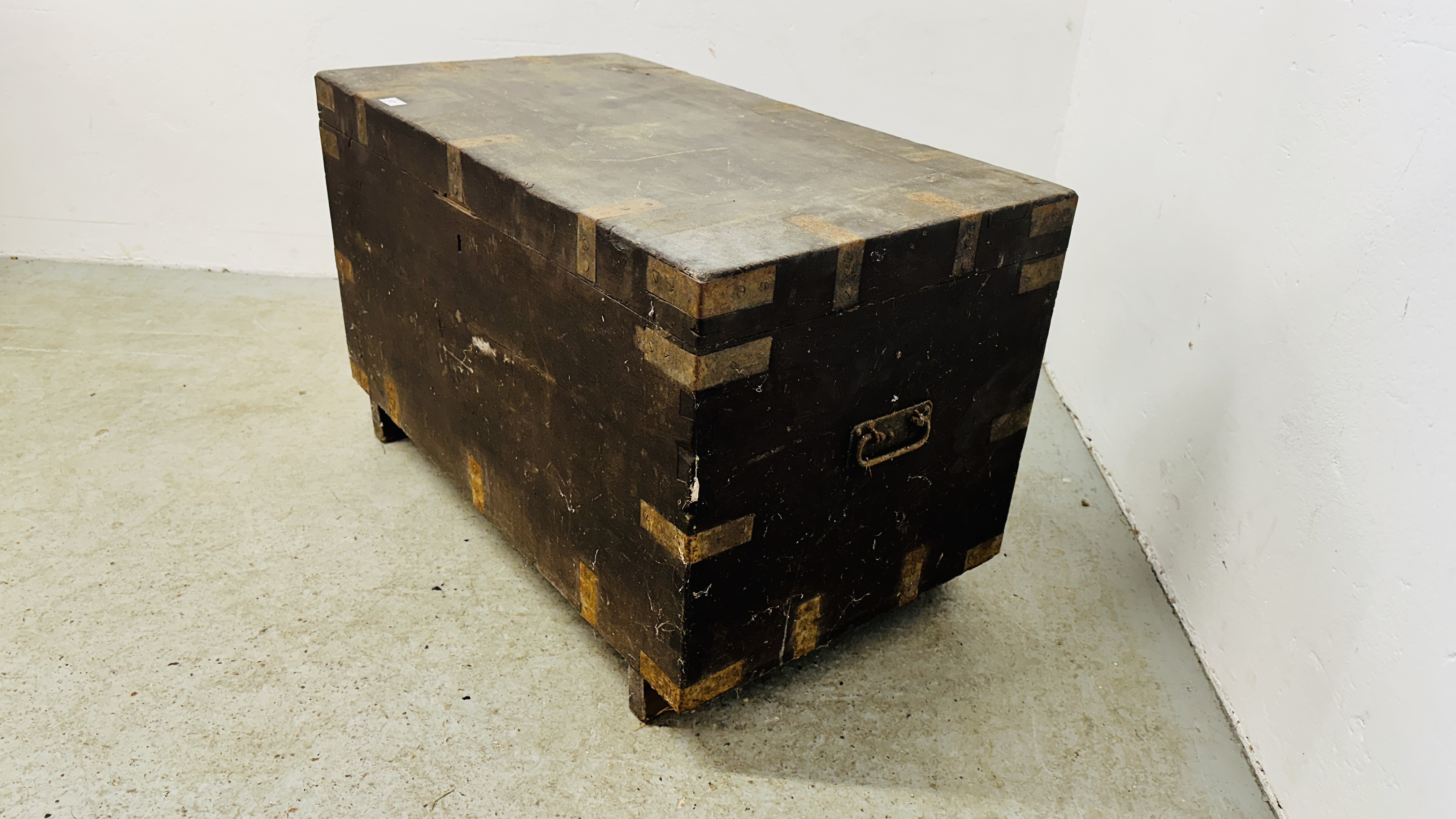 ANTIQUE MAHOGANY METAL BOUND TRUNK. - Image 9 of 13