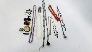 A TRAY OF VICTORIAN AND LATER JEWELLERY TO INCLUDE CORAL AND AMETHYST NECKLACES, AGATE LOCKET,