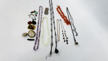 A TRAY OF VICTORIAN AND LATER JEWELLERY TO INCLUDE CORAL AND AMETHYST NECKLACES, AGATE LOCKET,