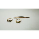 A GROUP OF 9CT GOLD SCRAP ITEMS TO INCLUDE BAR BROOCH AND 2 RINGS.