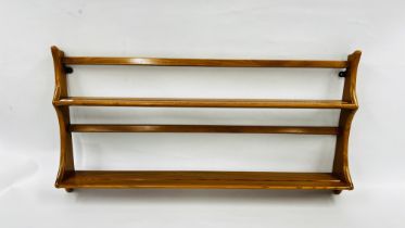 AN ERCOL WINDSOR WALL HANGING PLATE RACK, W 97CM.