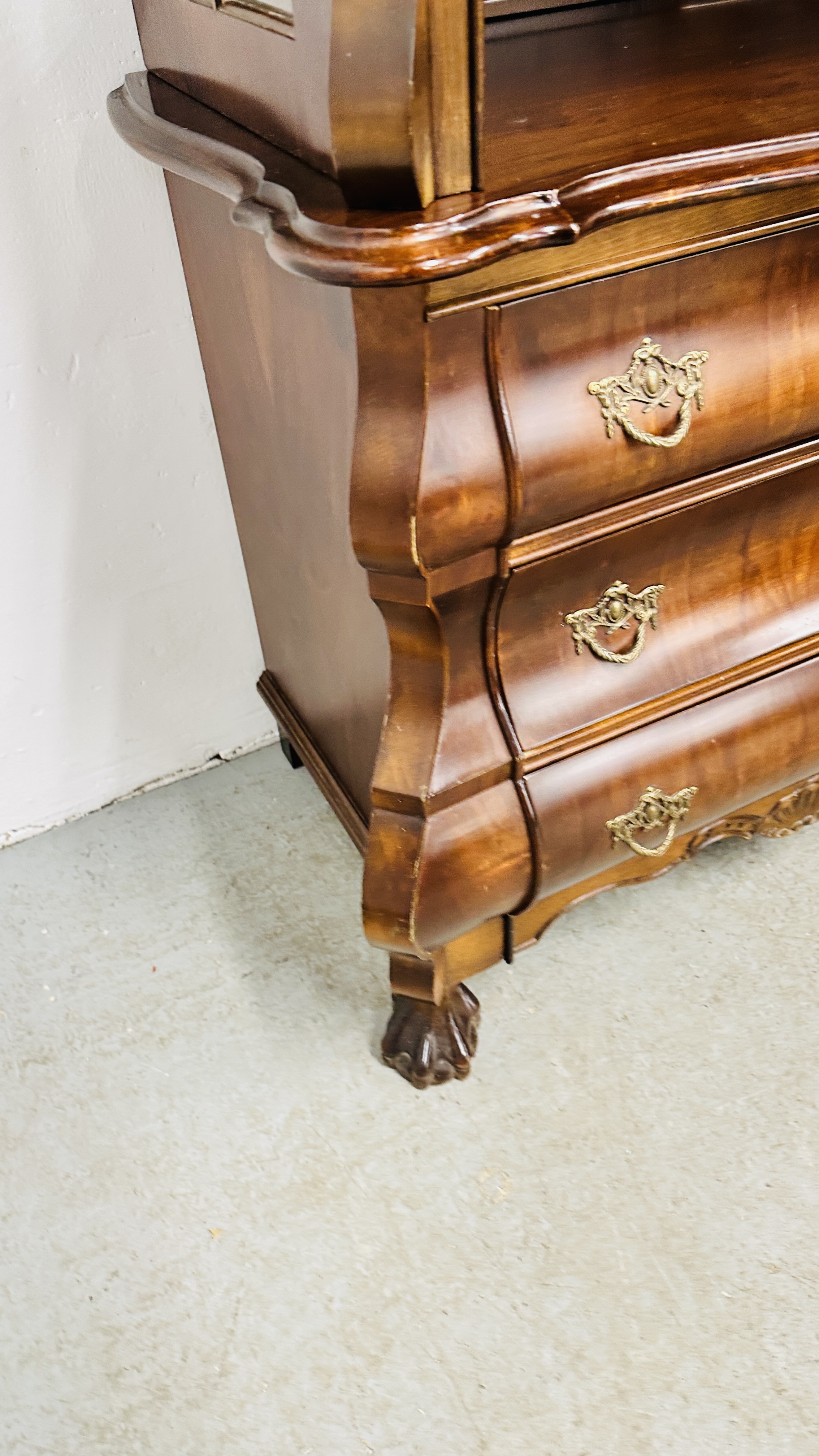 A REPRODUCTION MAHOGANY FINISH GLAZED TOP DISPLAY CABINET ON 3 DRAWER BASE - W 88CM X D 47CM X H - Image 10 of 11