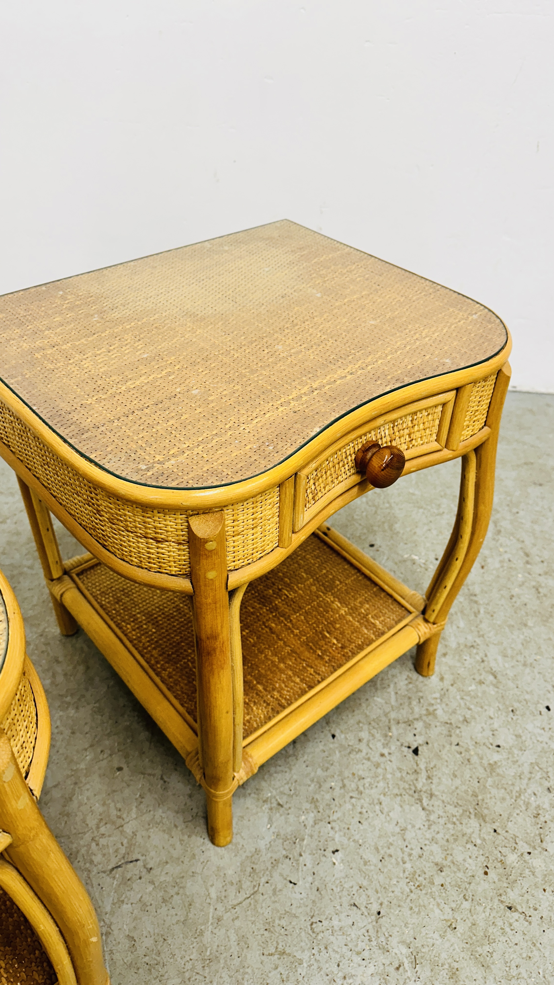 A PAIR OF WICKER SINGLE DRAWER BEDSIDE CABINETS WITH GLASS TOPS. - Image 7 of 8