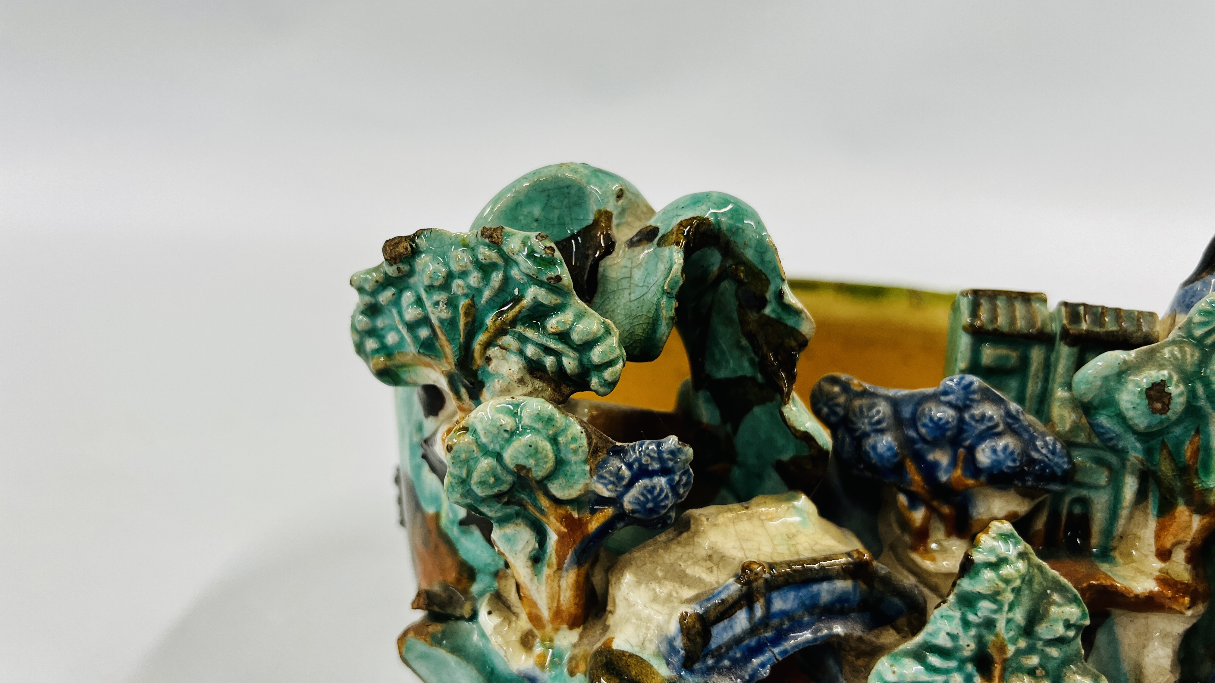 A CHINESE FIGURAL STYLE SHIWAN WARE POTTERY PLANTER - H 10.5CM X W 19.5CM. - Image 3 of 12