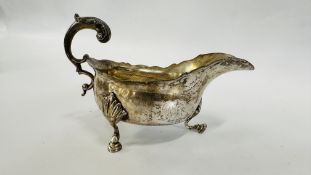 AN ANTIQUE SILVER SAUCE BOAT, LONDON 1900 C.SH - L 17.5CM X H 11CM.