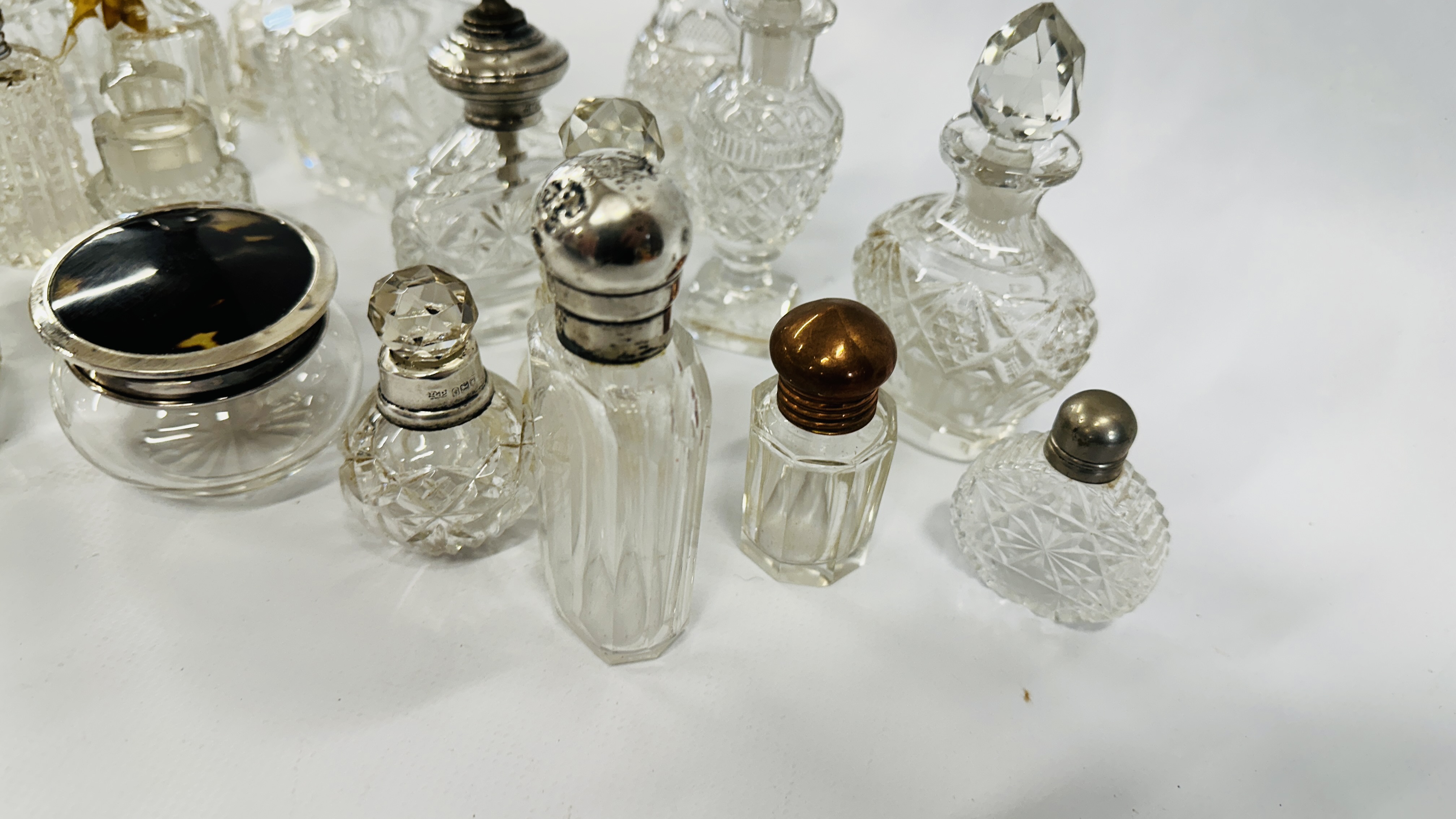 A QUANTITY OF SCENT BOTTLES, SOME SILVER DECORATED. - Image 2 of 14