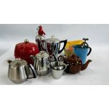 A BOX OF ASSORTED VINTAGE KITCHENALIA TO INCLUDE AN ENAMELLED MEASURING JUG,