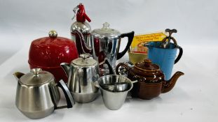 A BOX OF ASSORTED VINTAGE KITCHENALIA TO INCLUDE AN ENAMELLED MEASURING JUG,