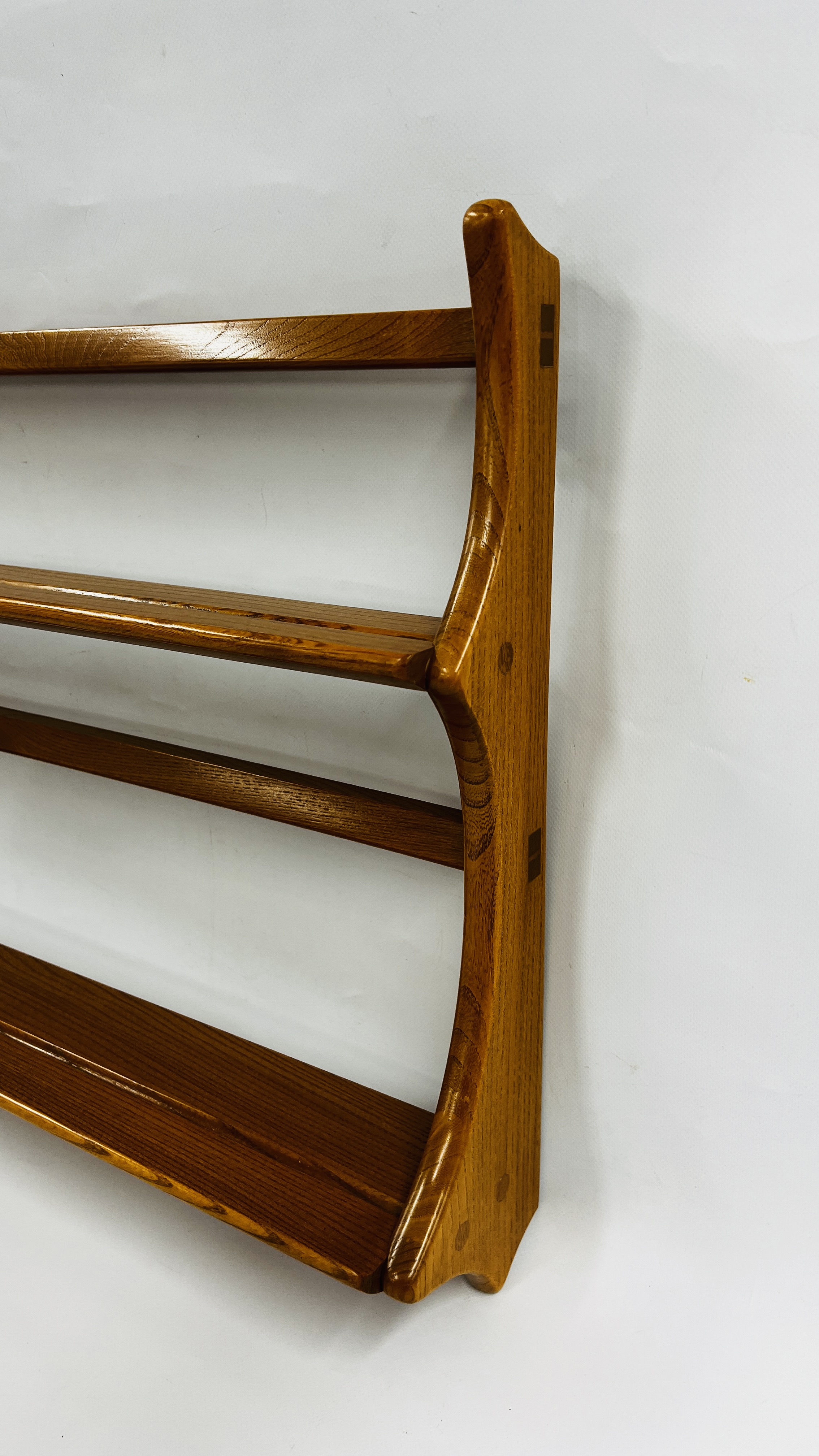 AN ERCOL WINDSOR WALL HANGING PLATE RACK, W 97CM. - Image 6 of 7