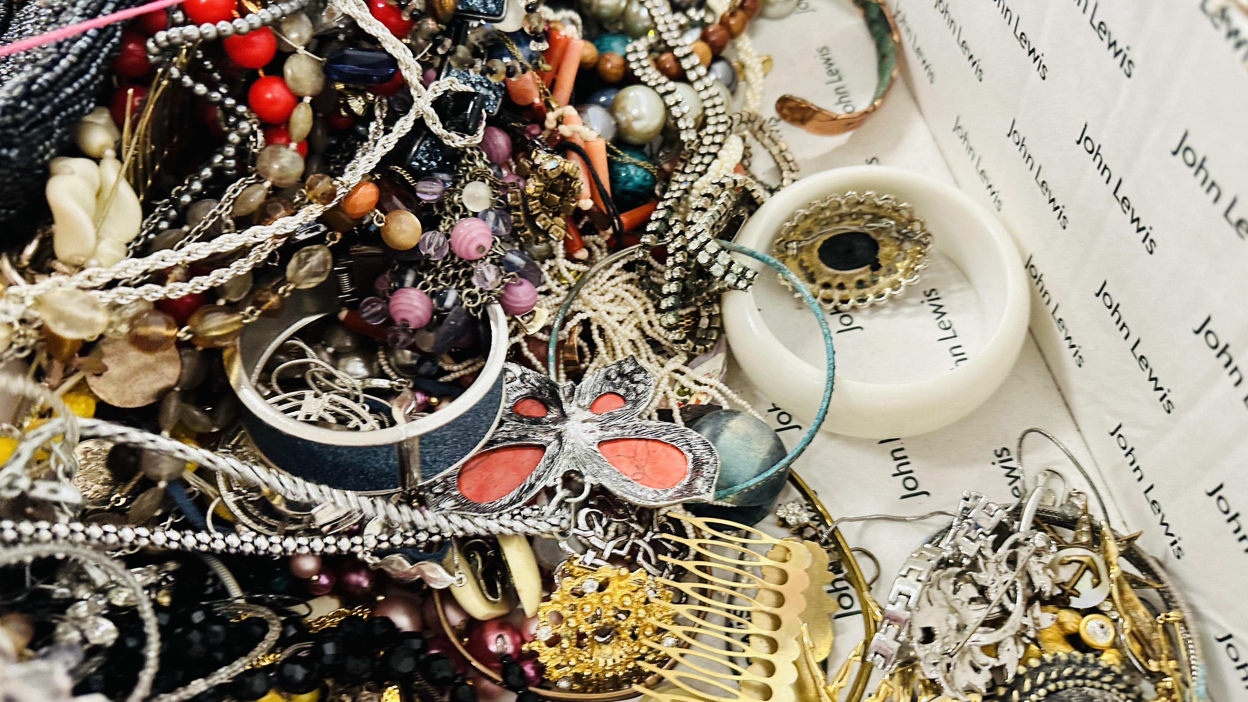 A LARGE BOX OF VINTAGE COSTUME JEWELLERY TO INCLUDE NECKLACES, BRACELETS, BEADS ETC. - Image 9 of 9