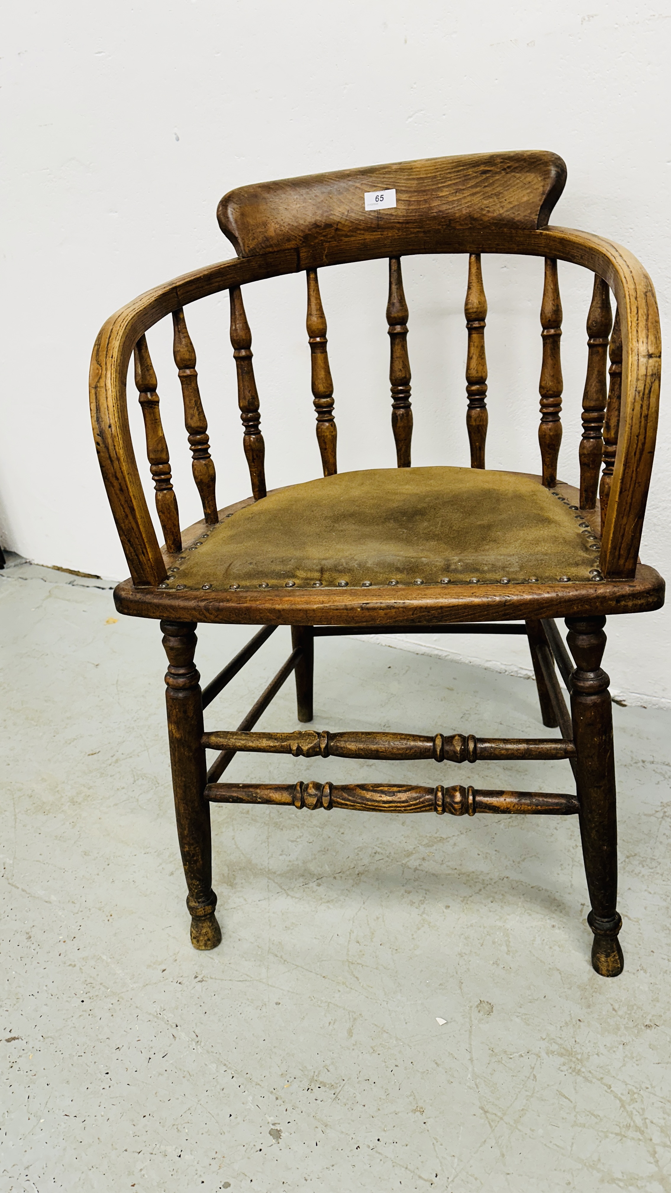 A PAIR OF ANTIQUE SOLID OAK CHAIRS HAVING GREEN LEATHERED SEATS. - Image 13 of 18