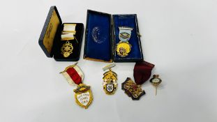 A COLLECTION OF ASSORTED VINTAGE MEDALS AND BADGES TO INCLUDE ENAMELED EXAMPLES RELATING TO MASONIC