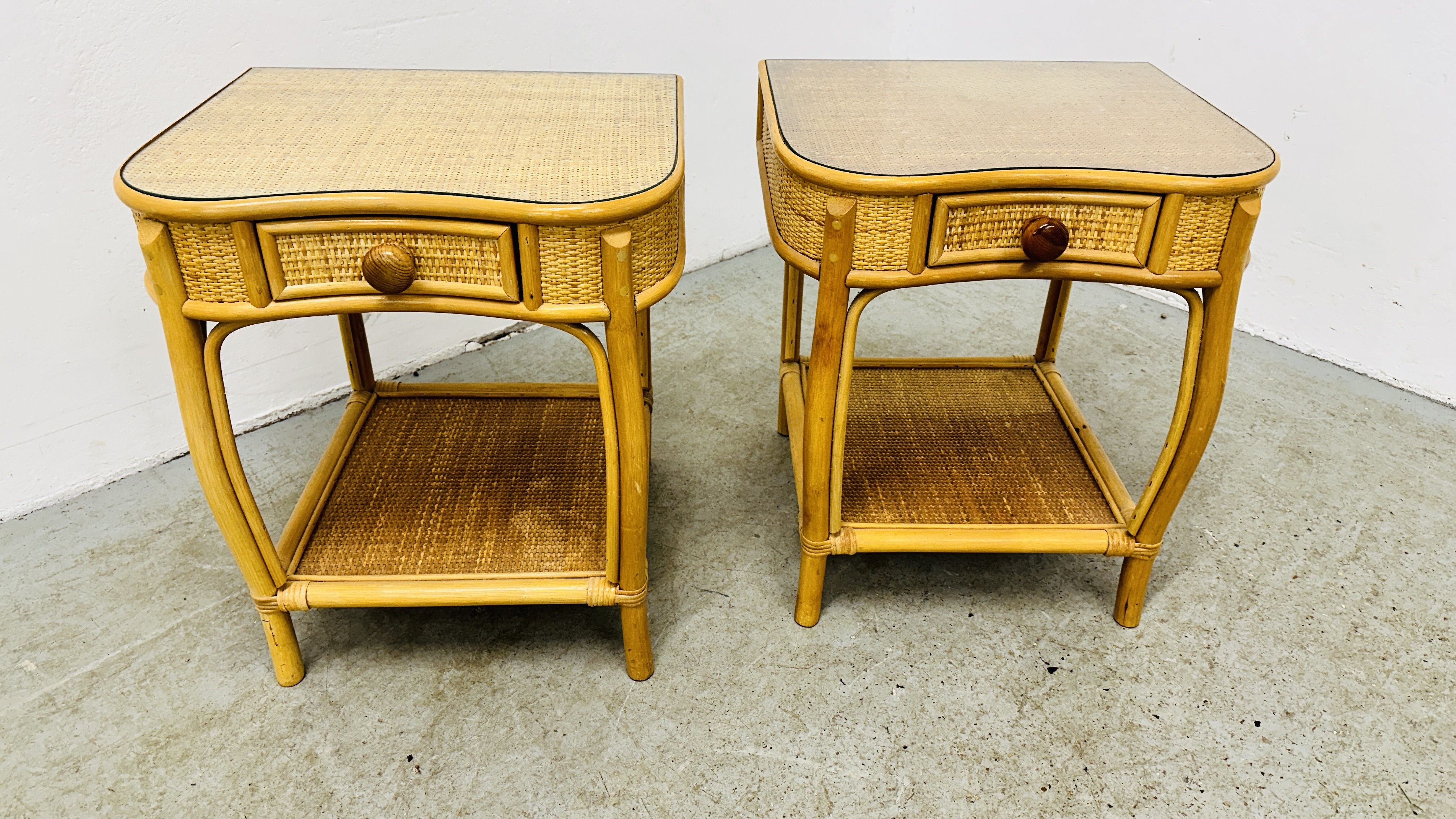 A PAIR OF WICKER SINGLE DRAWER BEDSIDE CABINETS WITH GLASS TOPS.