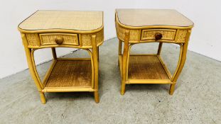 A PAIR OF WICKER SINGLE DRAWER BEDSIDE CABINETS WITH GLASS TOPS.