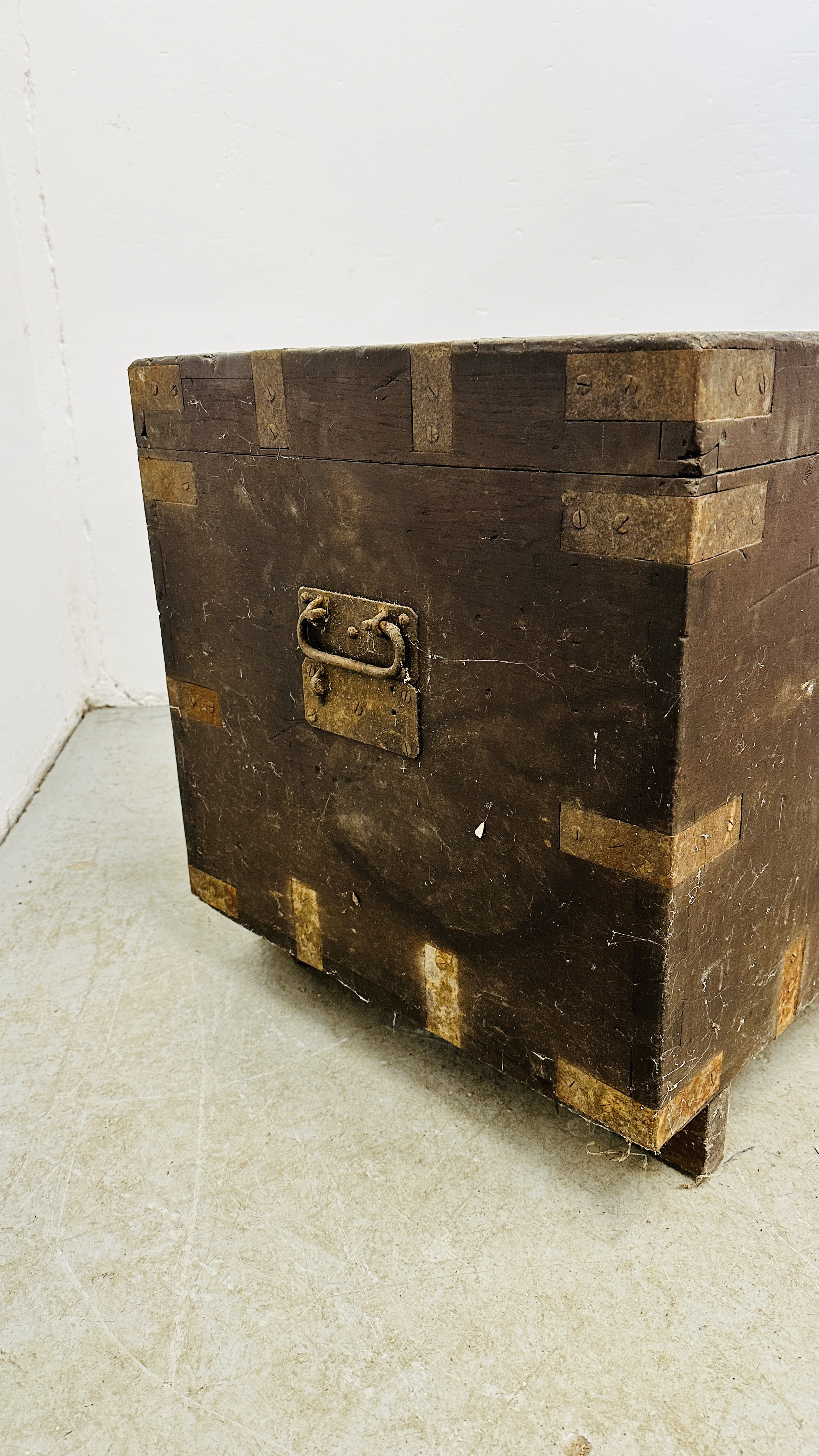 ANTIQUE MAHOGANY METAL BOUND TRUNK. - Image 4 of 13