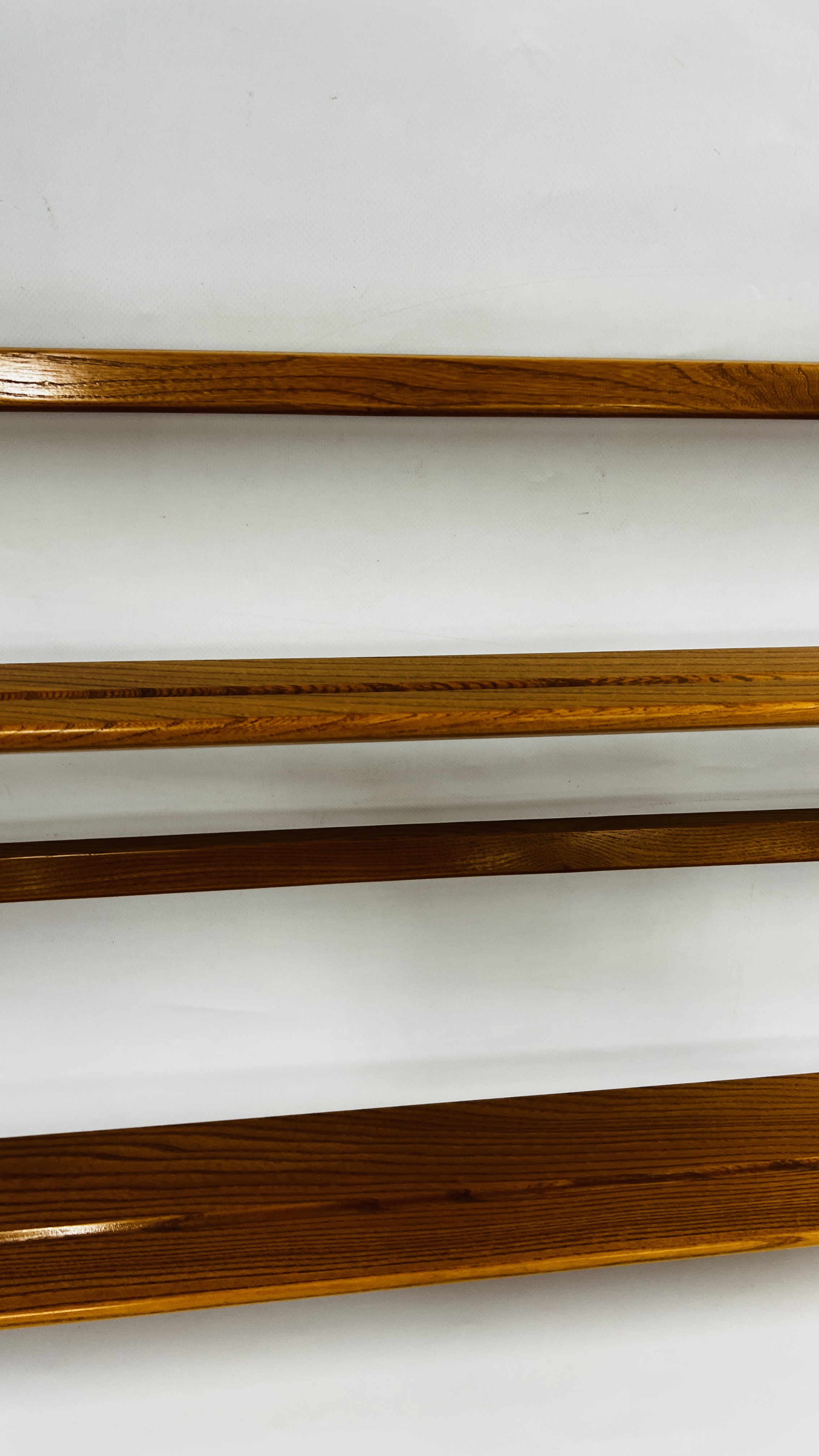 AN ERCOL WINDSOR WALL HANGING PLATE RACK, W 97CM. - Image 4 of 7