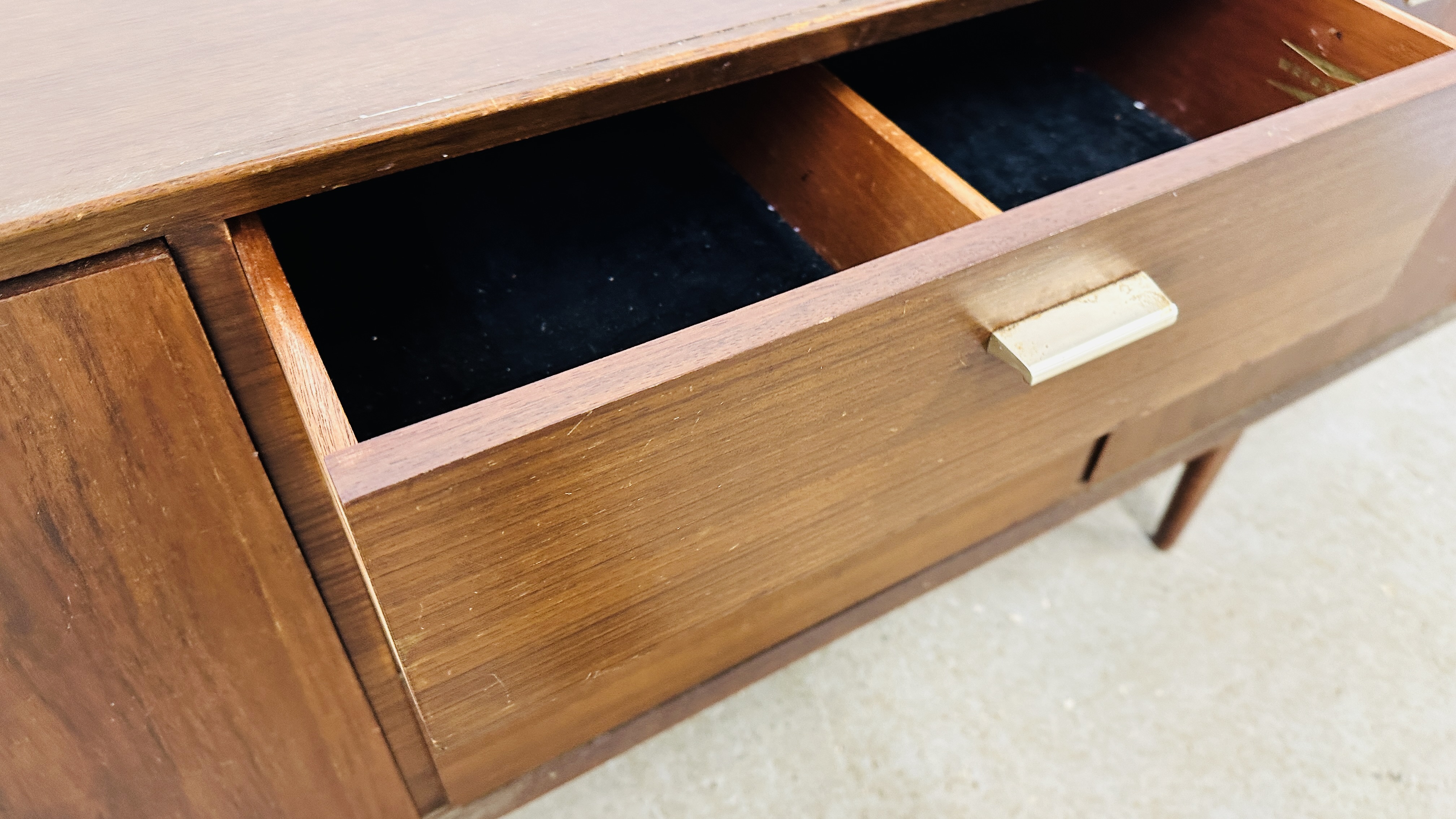 A MID CENTURY WRIGHTON TEAK FINISH 3 DRAWER SIDEBOARD FLANKED BY TWO CUPBOARDS - W 168CM X D 46CM X - Image 12 of 15