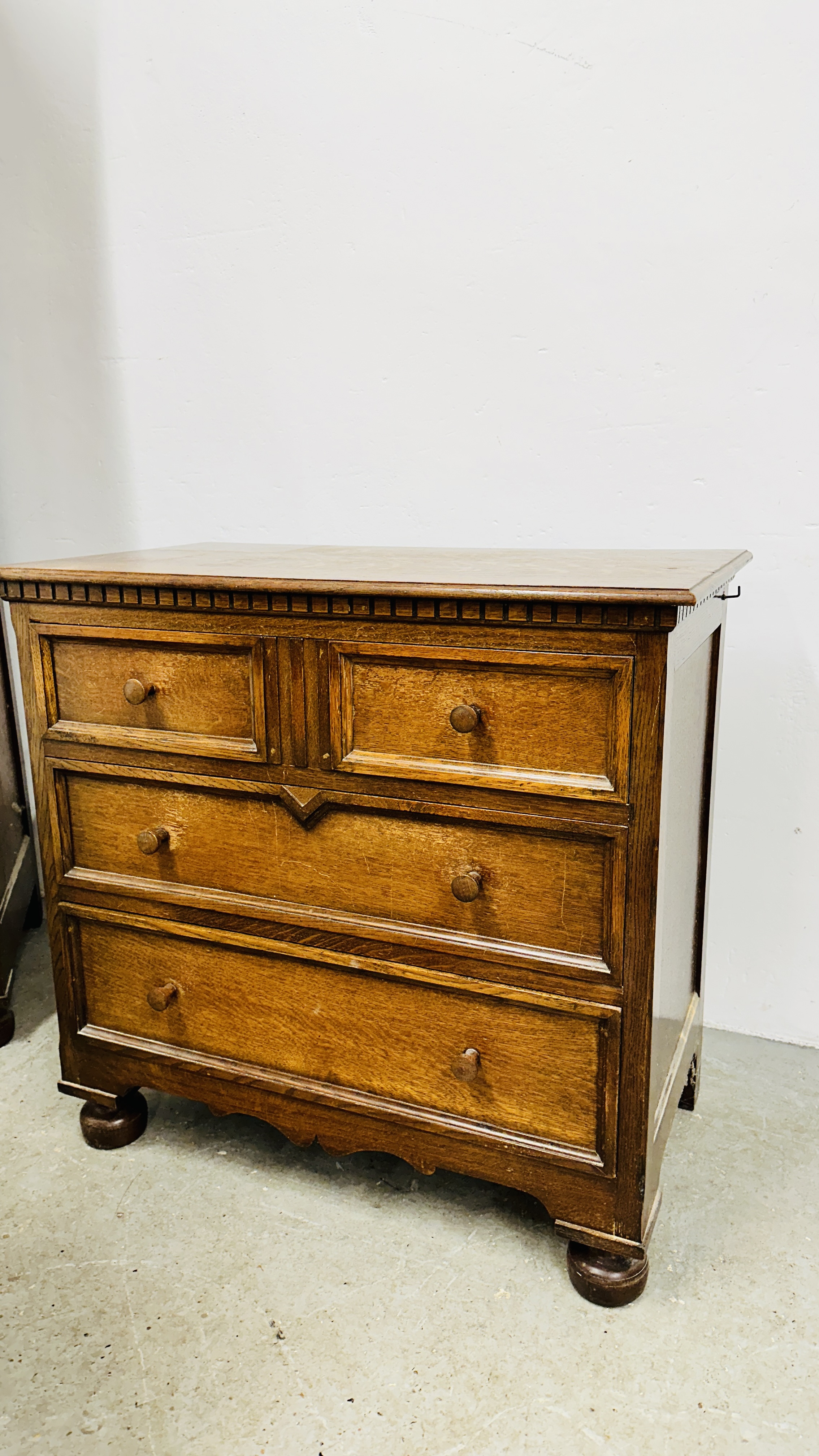 AN OAK THREE PIECE BEDROOM SUITE COMPRISING DOUBLE WARDROBE - W96CM D 53CM H 184CM, - Image 2 of 17