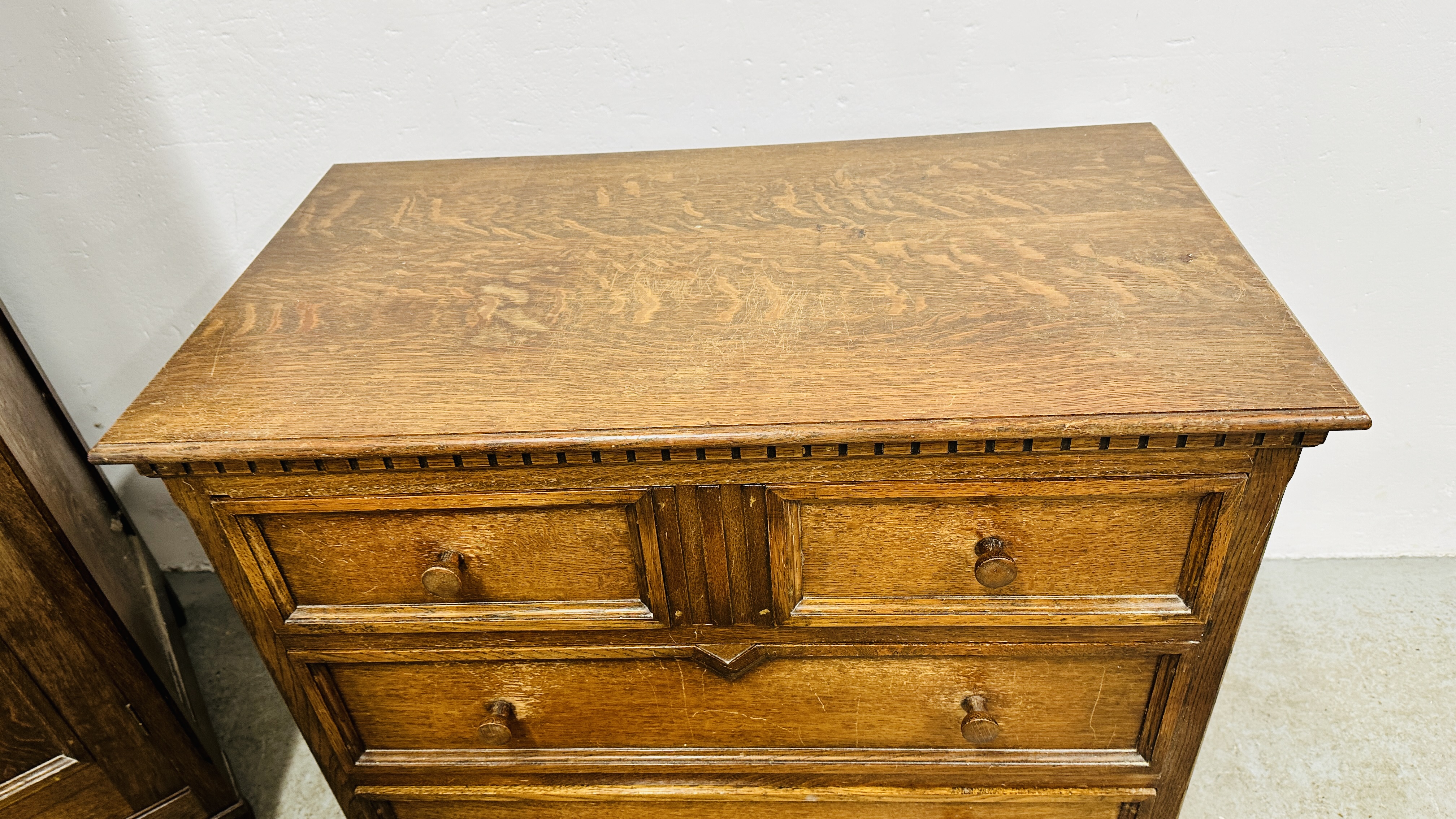 AN OAK THREE PIECE BEDROOM SUITE COMPRISING DOUBLE WARDROBE - W96CM D 53CM H 184CM, - Image 3 of 17