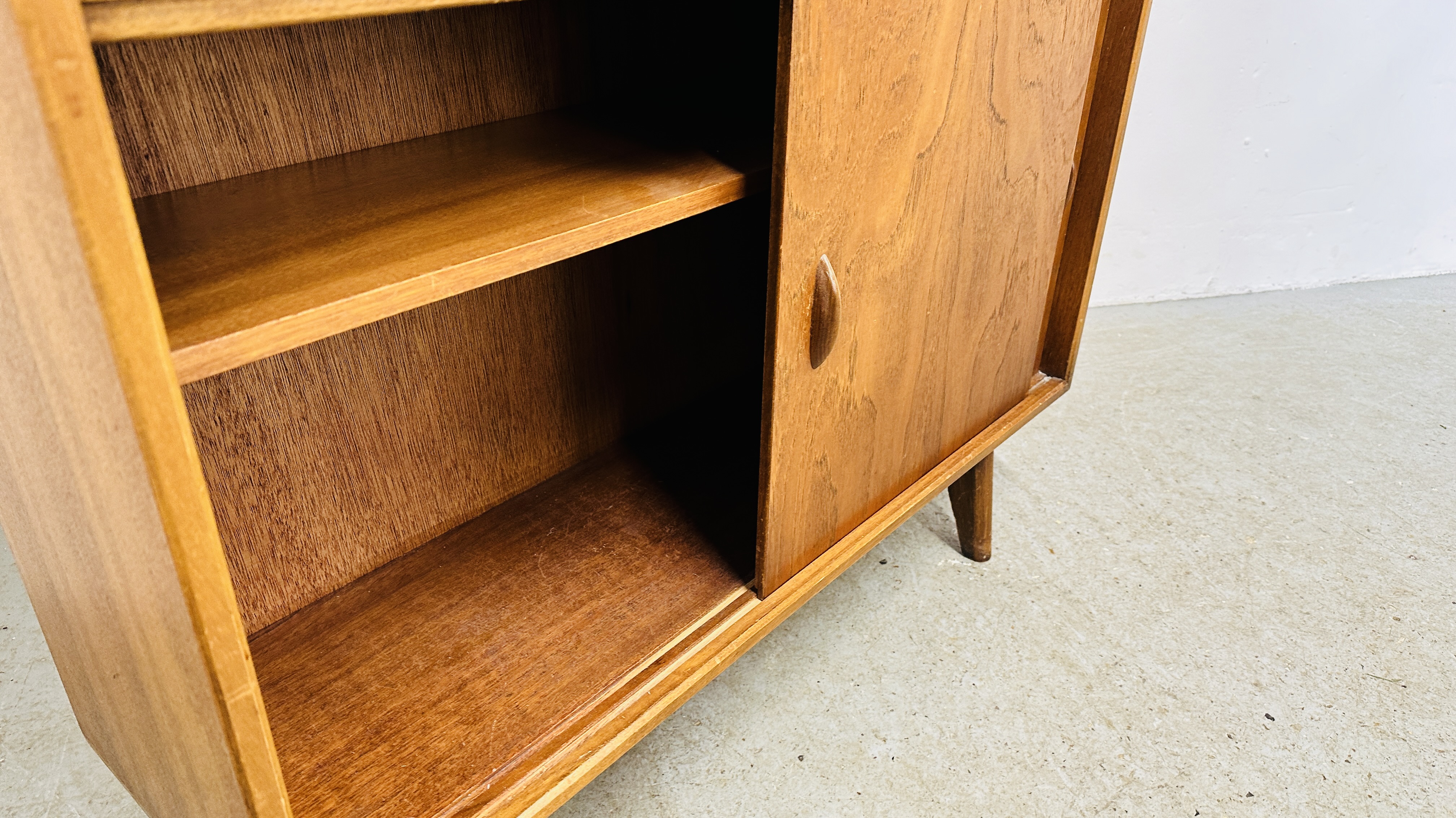 MID CENTURY TEAK GLAZED TOP DISPLAY CABINET BY HERBERT GIBBS WITH TWO DOOR SLIDING CUPBOARD BASE W - Image 7 of 8