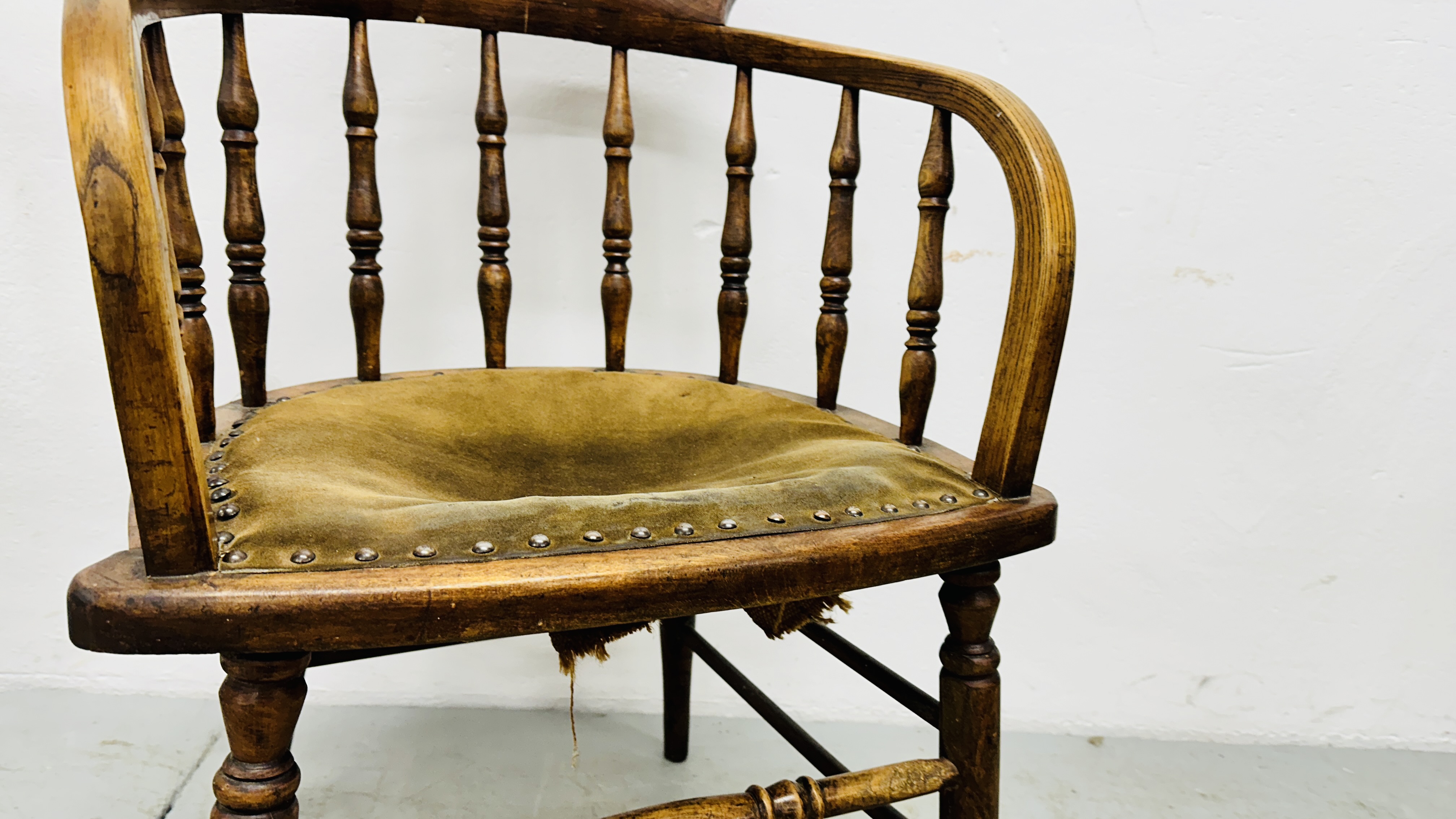 A PAIR OF ANTIQUE SOLID OAK CHAIRS HAVING GREEN LEATHERED SEATS. - Image 7 of 18