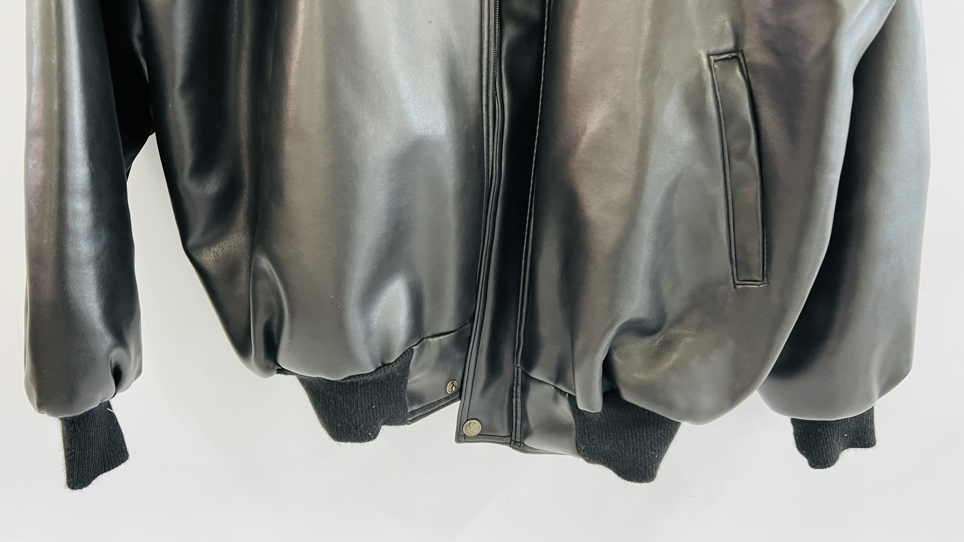 A GENT'S BLACK LEATHER JACKET "V" SPORTSWEAR SIZE L. - Image 5 of 6