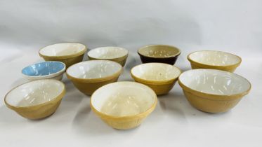 A GROUP OF 10 ASSORTED GLAZED STONEWARE MIXING BOWLS TO INCLUDE MASONS EXAMPLES.