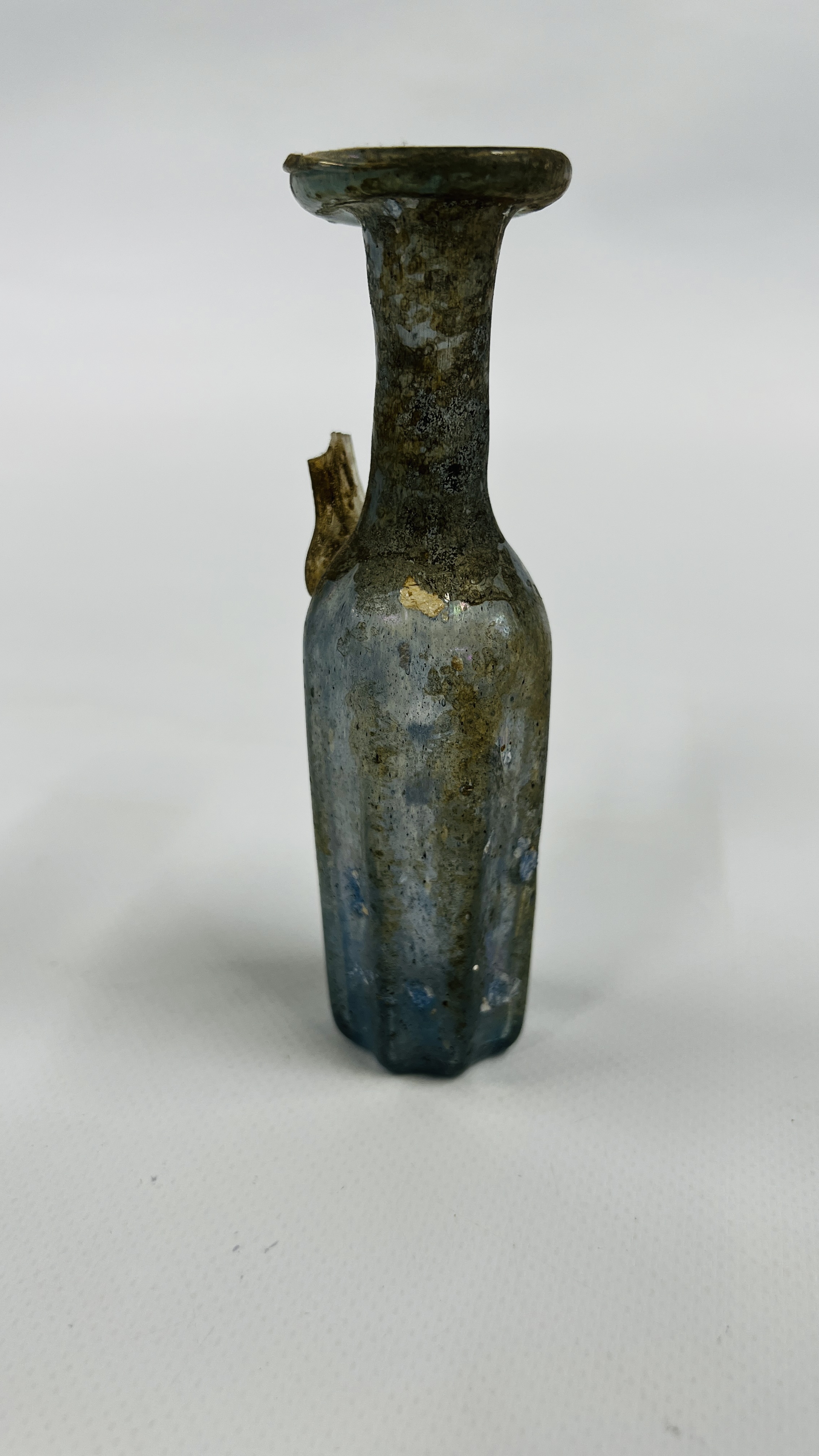 A VINTAGE ROMAN STYLE BOTTLE MOULDED FROM PALE BLUE TRANSLUCENT GLASS A/F H 13CM. - Image 4 of 5