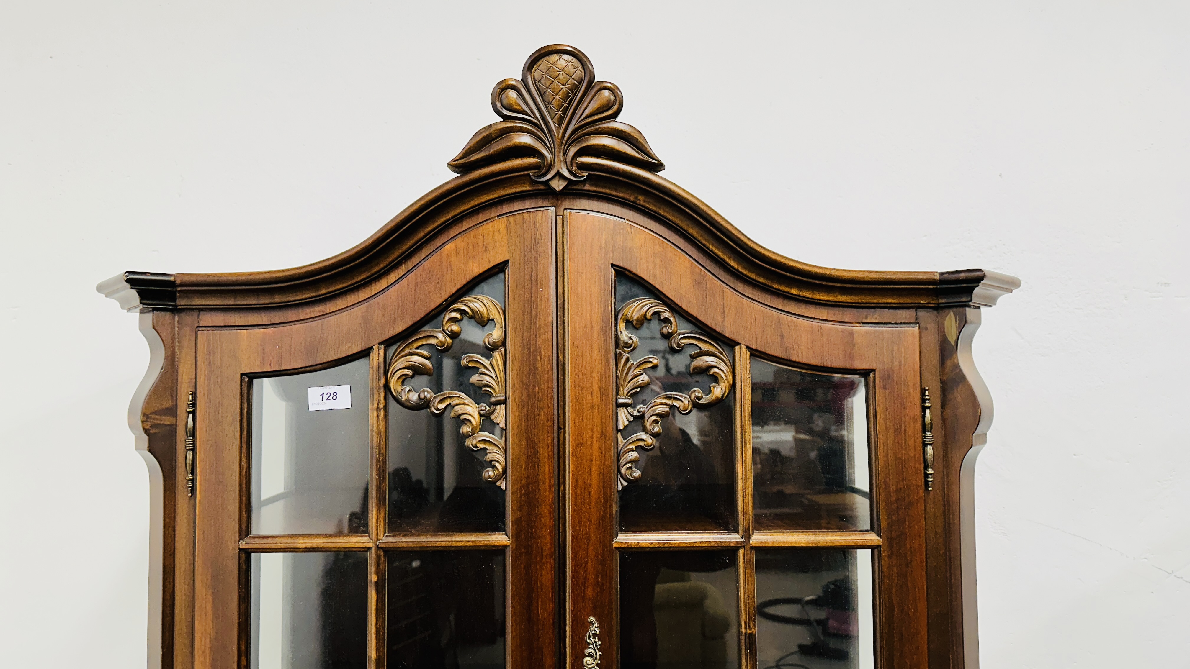 A REPRODUCTION MAHOGANY FINISH GLAZED TOP DISPLAY CABINET ON 3 DRAWER BASE - W 88CM X D 47CM X H - Image 5 of 11