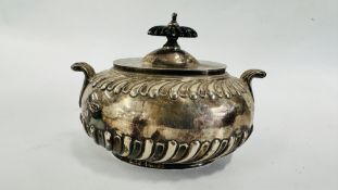 A SILVER TEA CADDY OF OVAL FORM WITH GADROONED BORDERS AND SCROLL HANDLES SHEFFIELD ASSAY 13.25CM.