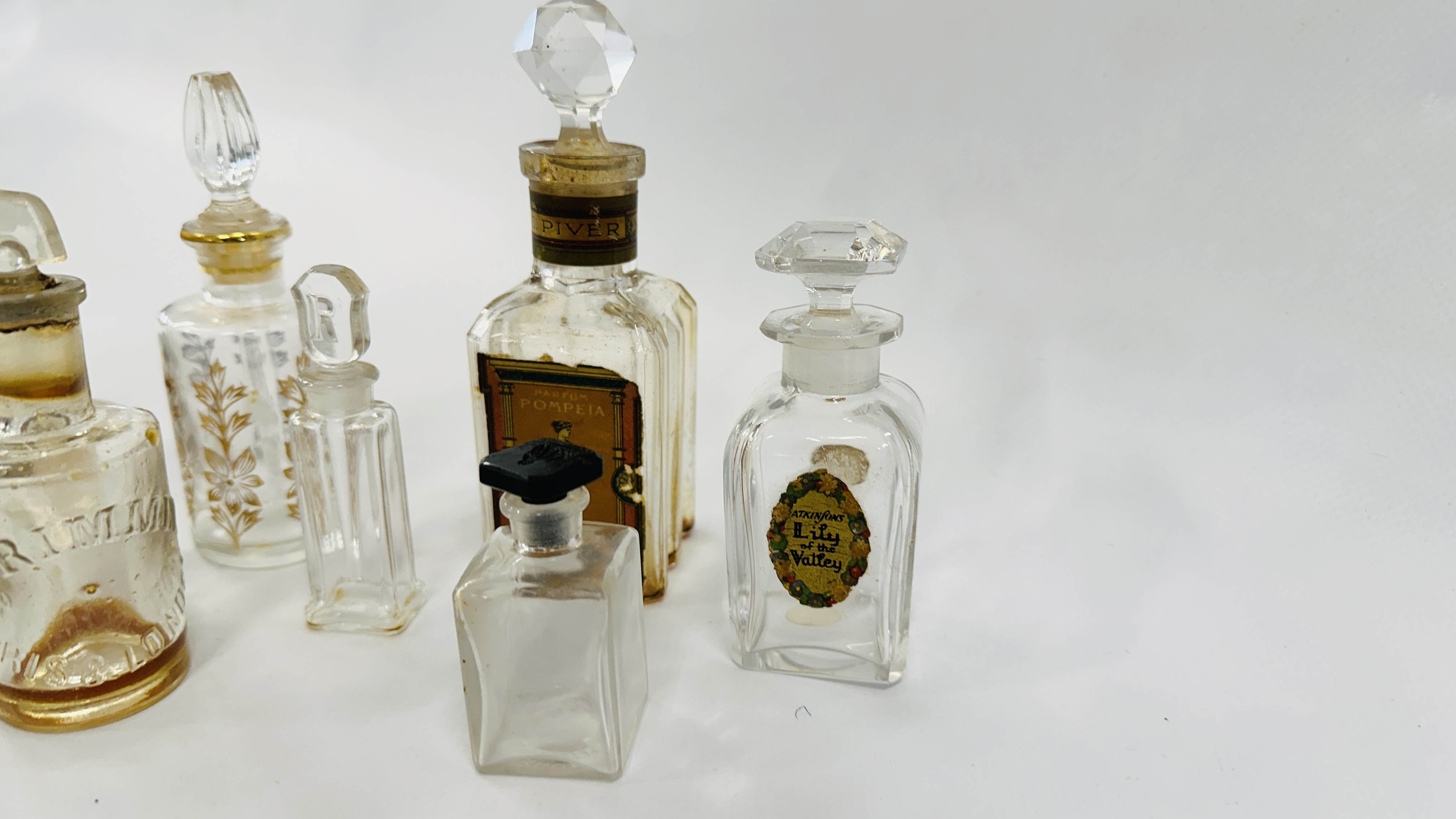 A COLLECTION OF ANTIQUE BRANDED SCENT BOTTLES, TO INCLUDE BACCARAT FRANCE WITH ORIGINAL LABEL. - Image 5 of 11