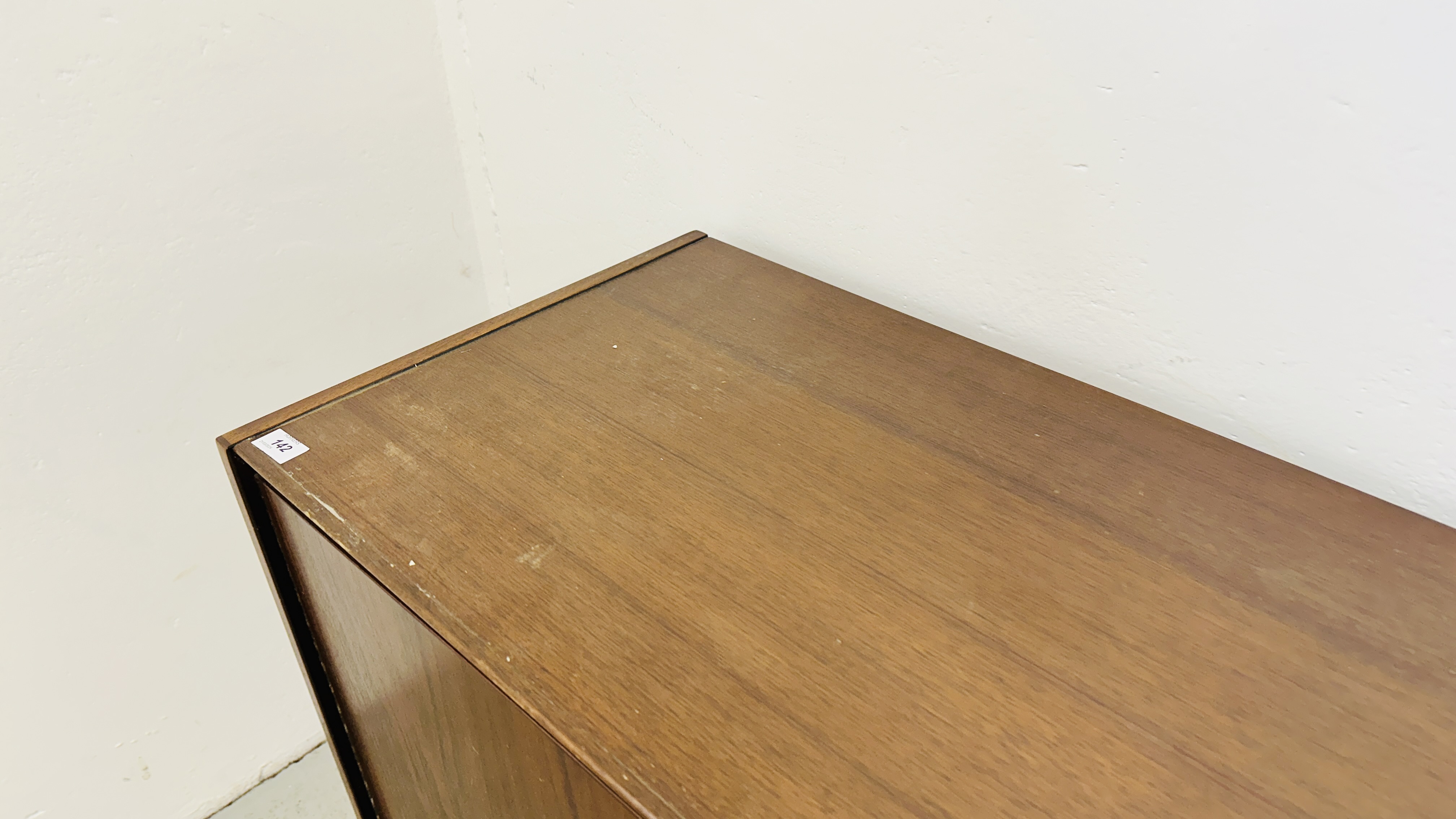 A MID CENTURY WRIGHTON TEAK FINISH 3 DRAWER SIDEBOARD FLANKED BY TWO CUPBOARDS - W 168CM X D 46CM X - Image 8 of 15