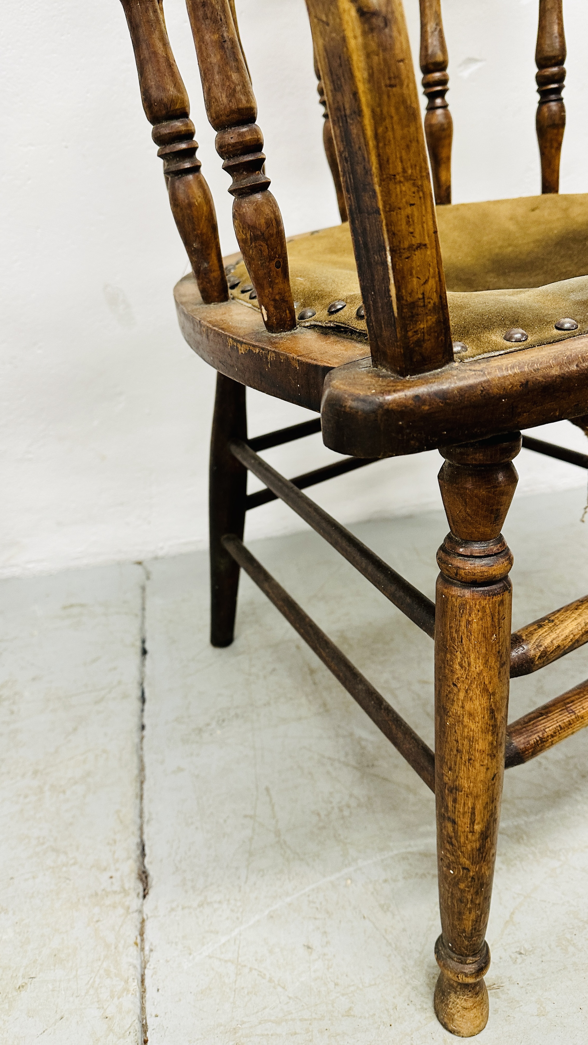 A PAIR OF ANTIQUE SOLID OAK CHAIRS HAVING GREEN LEATHERED SEATS. - Image 12 of 18