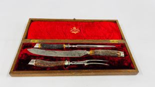 AN OAK CASED SET OF VICTORIAN HORN HANDLED CARVING SET WITH SILVER MOUNTS SHEFFIELD SAMUEL BIGGIN &