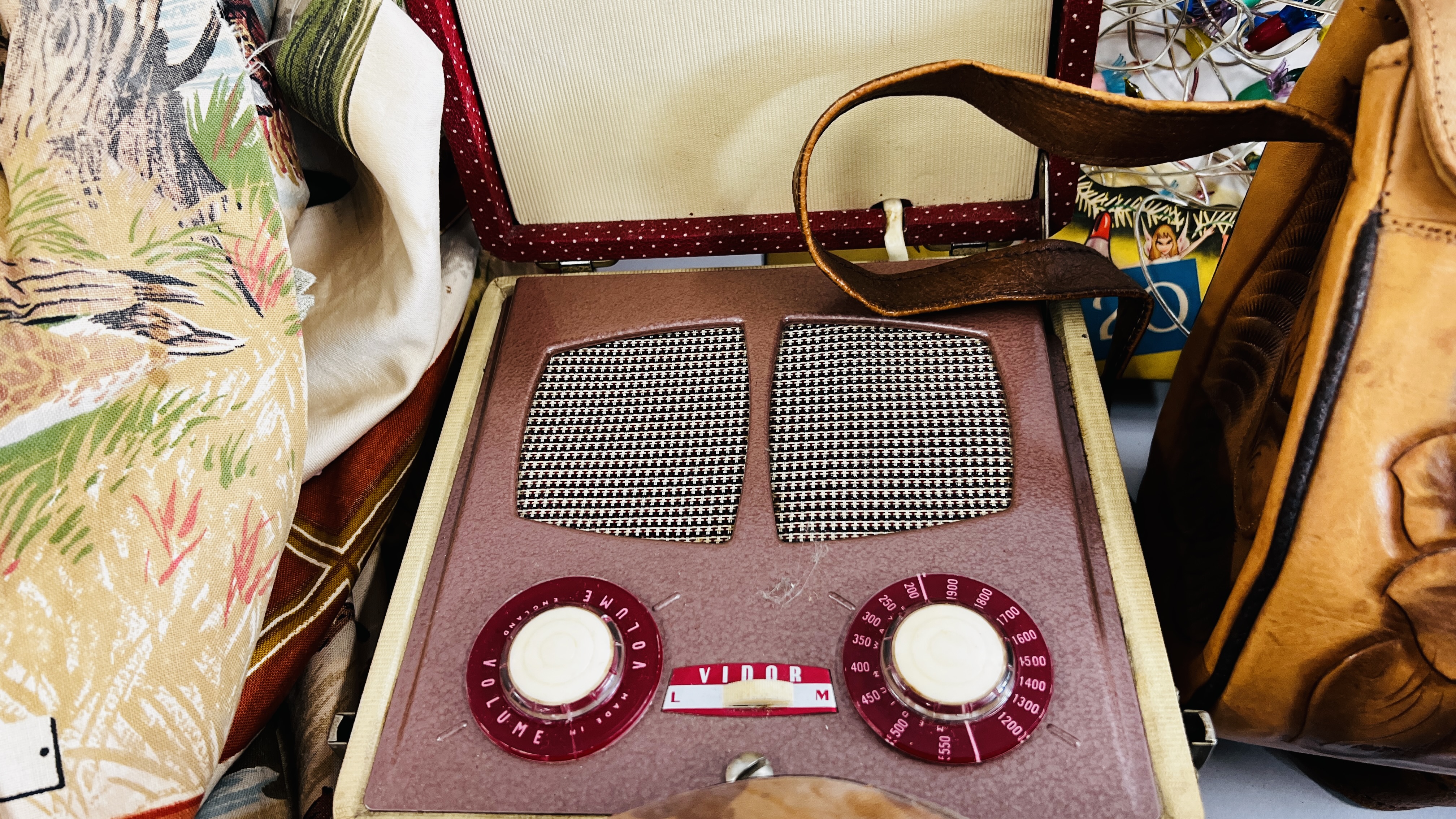 A BOX OF ASSORTED COLLECTIBLES TO INCLUDE BINOCULARS, LEATHER EMBOSSED BAG, CAST DOOR STOP, - Image 10 of 11