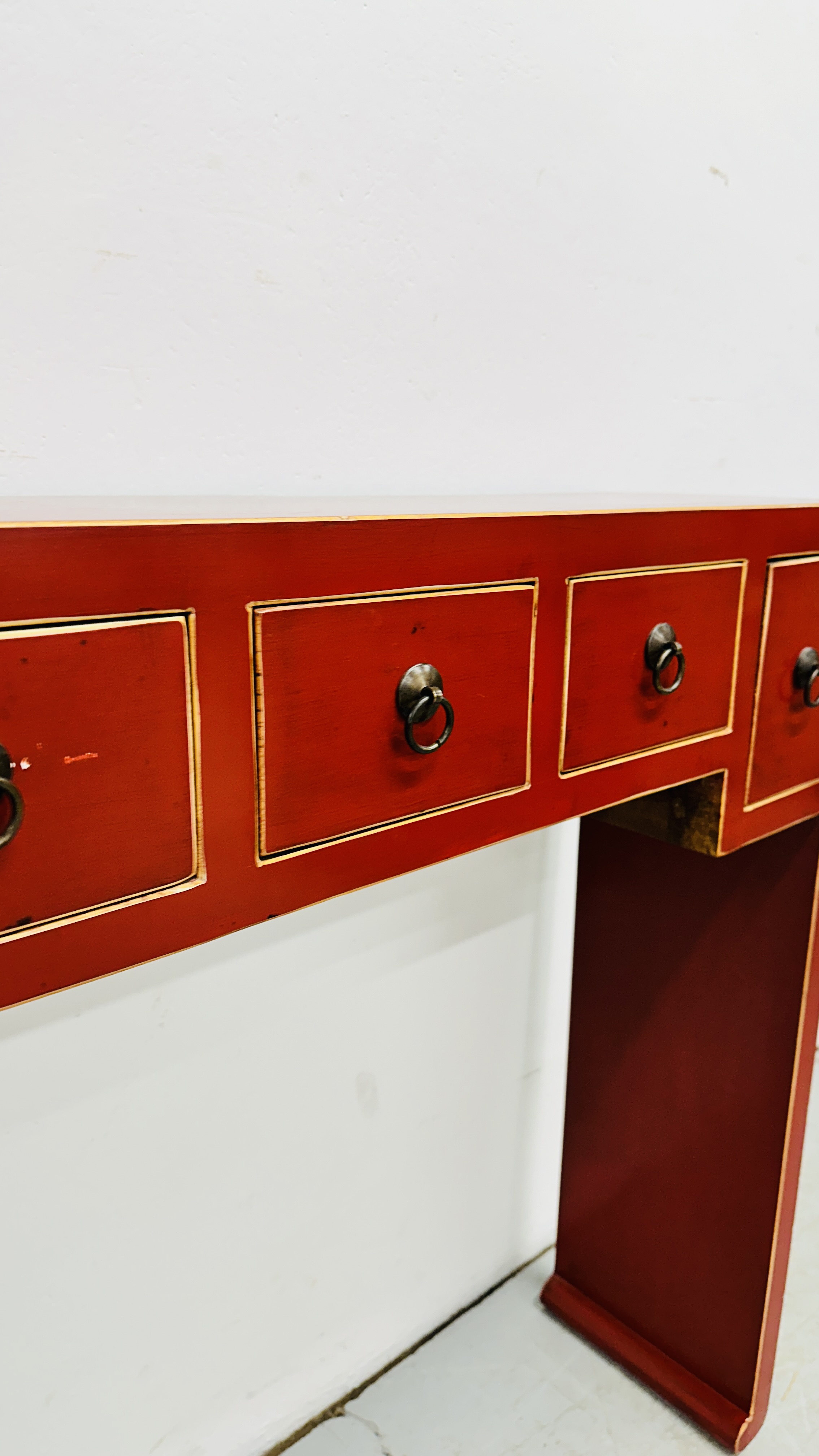 AN ORIENTAL LACQUERED 5 DRAWER SIDEBOARD 99CM W X 25CM D X 91CM H. - Image 7 of 7