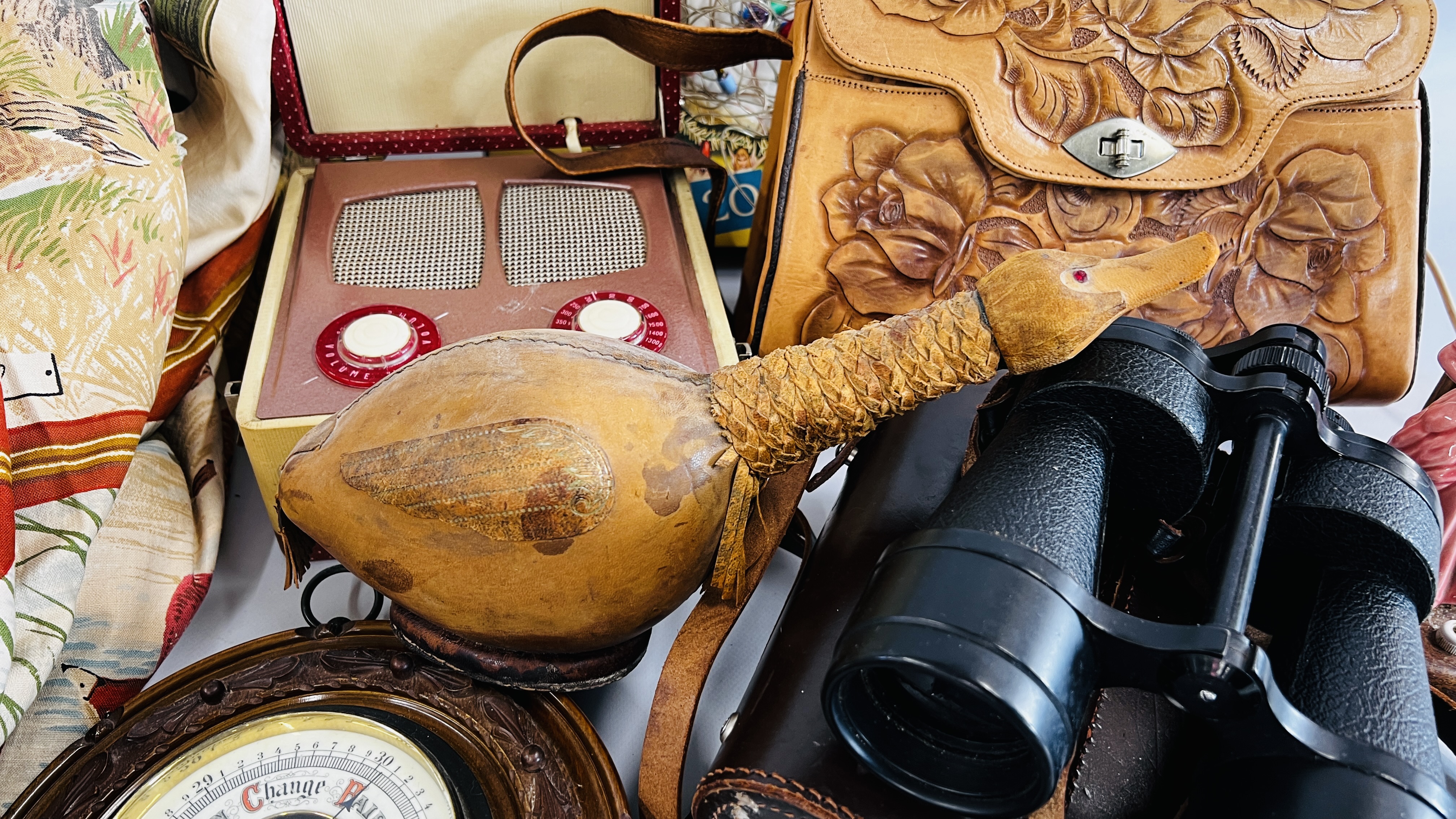 A BOX OF ASSORTED COLLECTIBLES TO INCLUDE BINOCULARS, LEATHER EMBOSSED BAG, CAST DOOR STOP, - Image 7 of 11