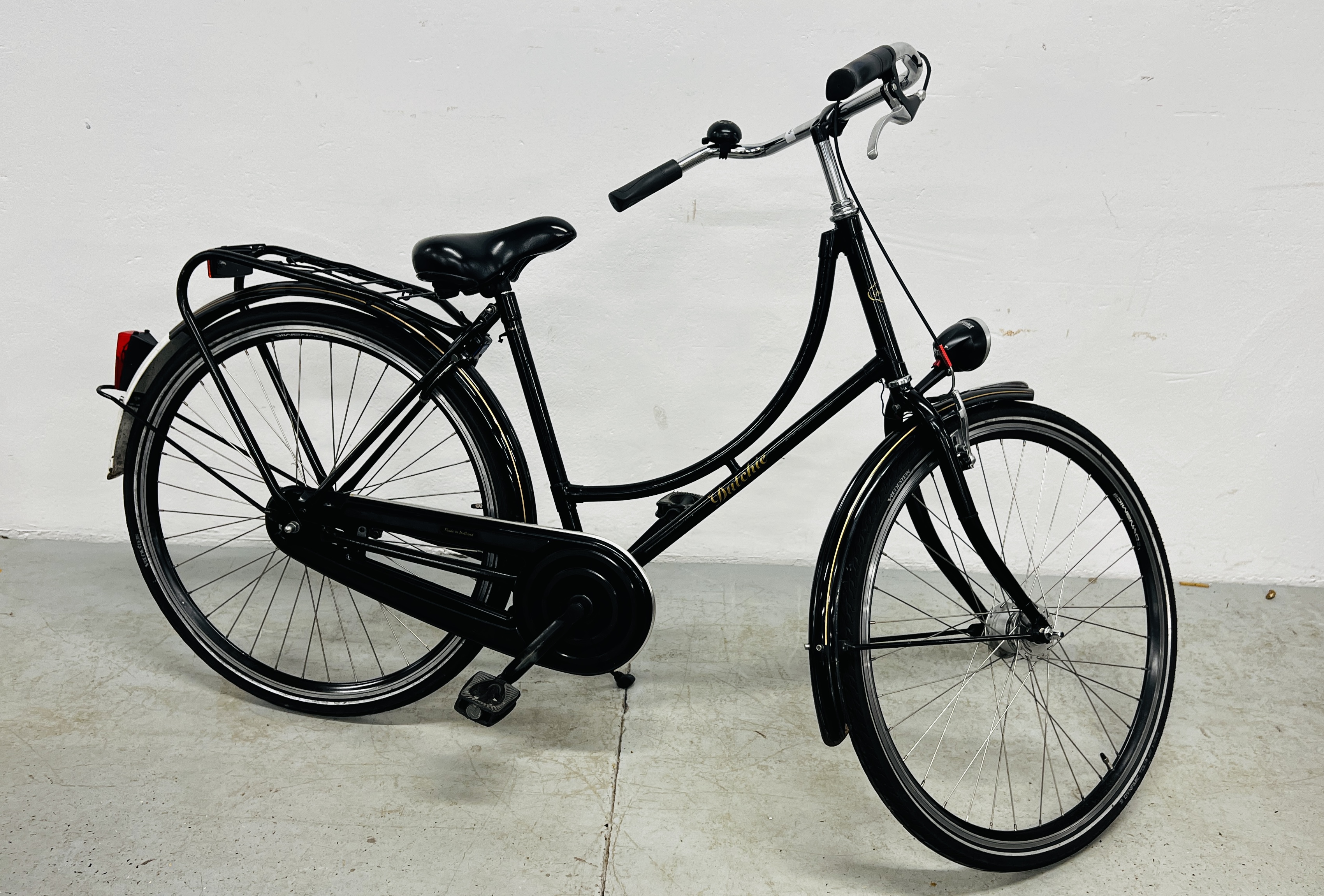 A DUTCHIE SINGLE SPEED LADIES SHOPPER BICYCLE.