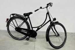 A DUTCHIE SINGLE SPEED LADIES SHOPPER BICYCLE.